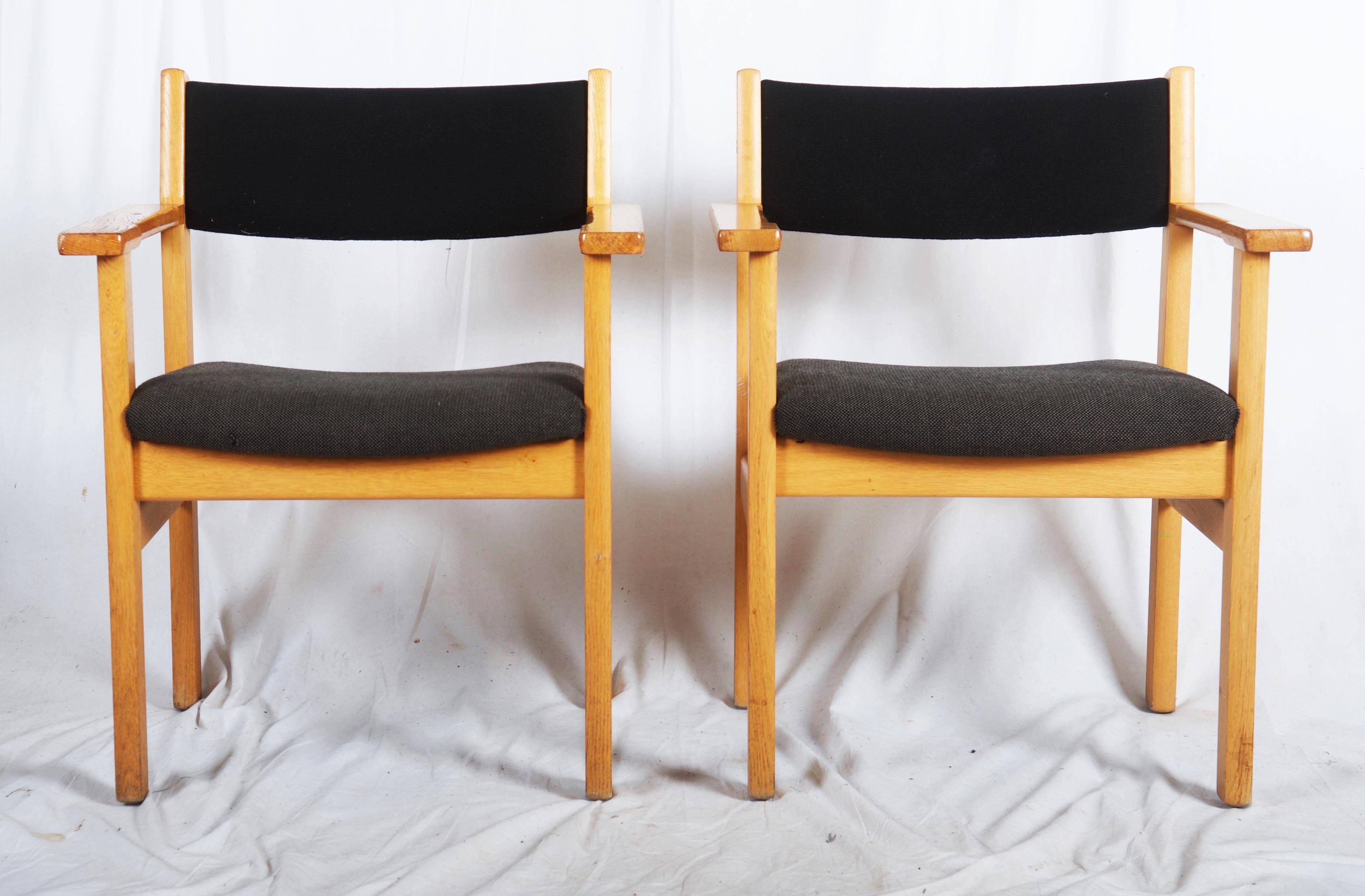 Chêne Jolie paire de fauteuils vintage Hans Wegner en vente