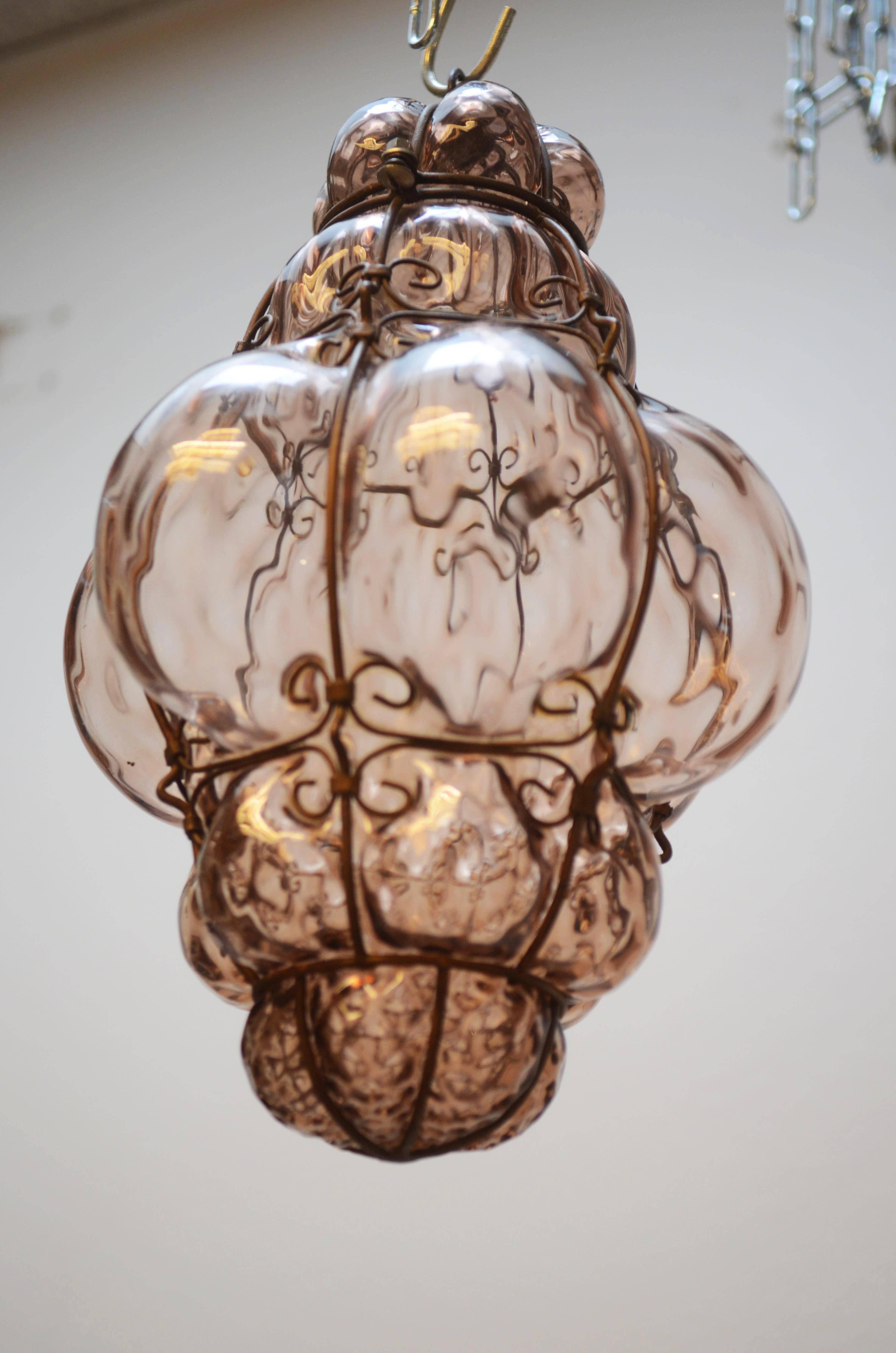 Beautiful Italian Murano glass bubble pendant manufactured by Seguso in the 1960s. It is made from handblown antique rose colored glass with a bronze colored steel cage.
Measurements: height 13.1/2