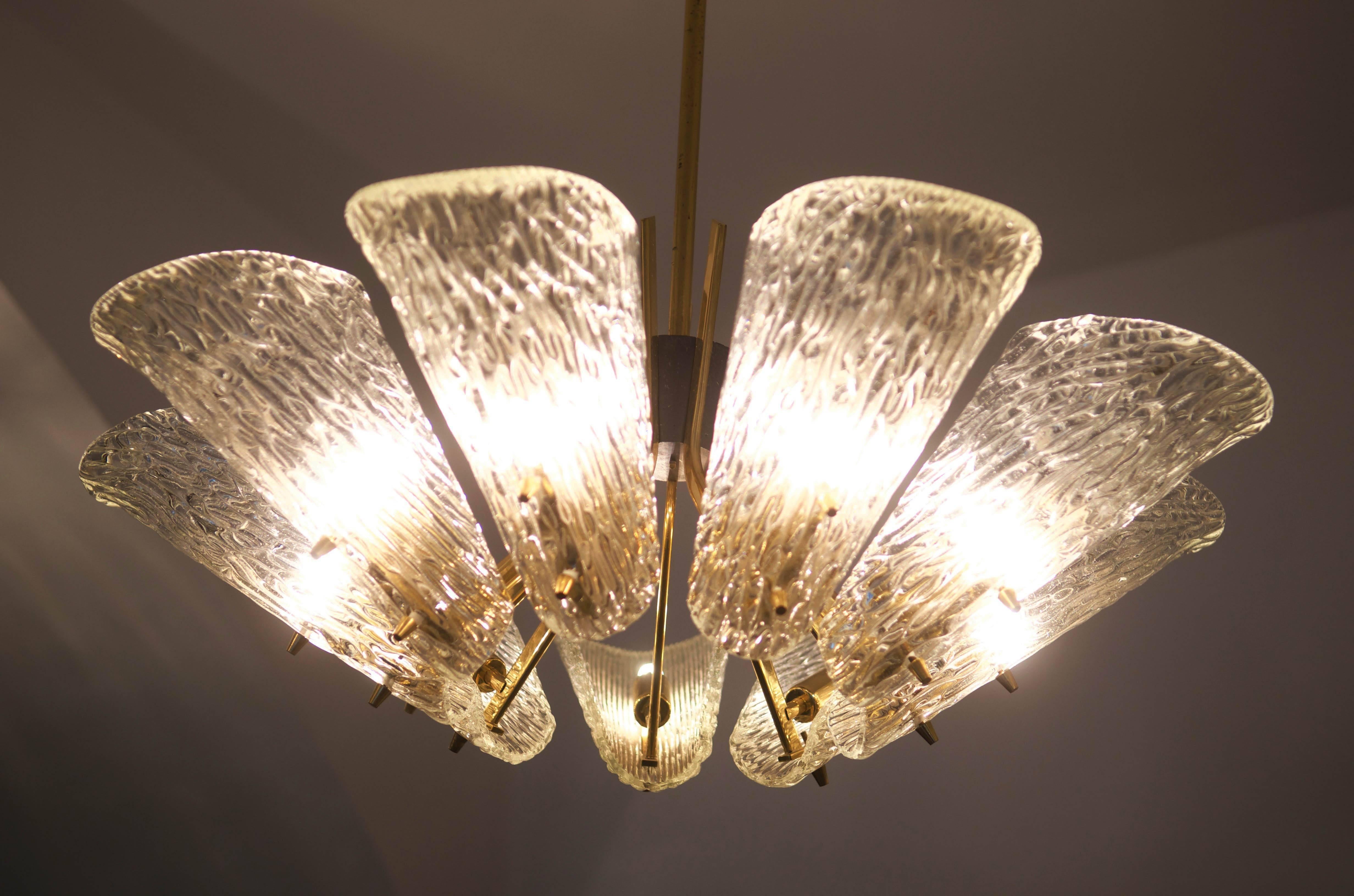 Milieu du XXe siècle Magnifique grand lustre avec verre texturé Kalmar en vente