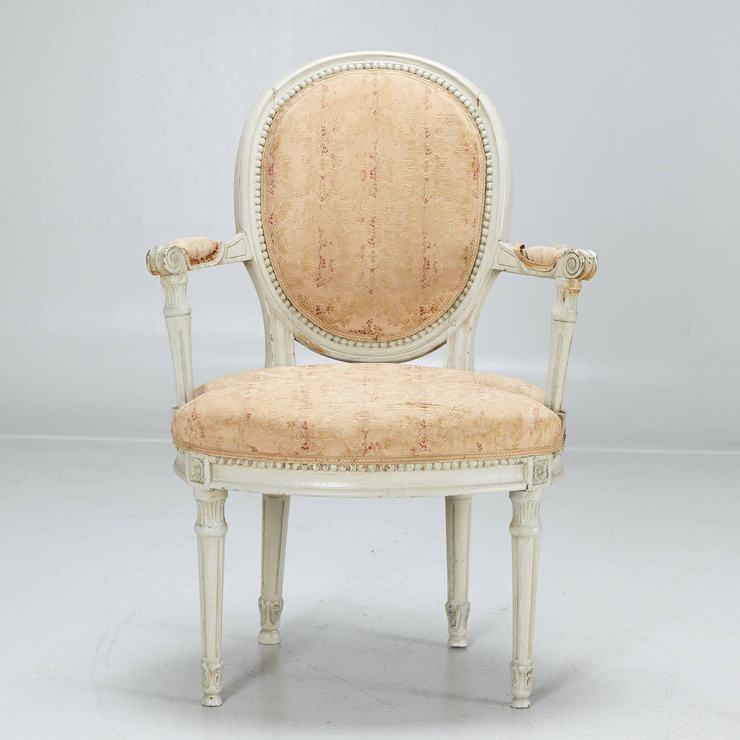 Armchair Louis XVI gray-painted, carved decoration, fluted legs, seat height 43 cm.
Restoration, new upholstery on request possible.