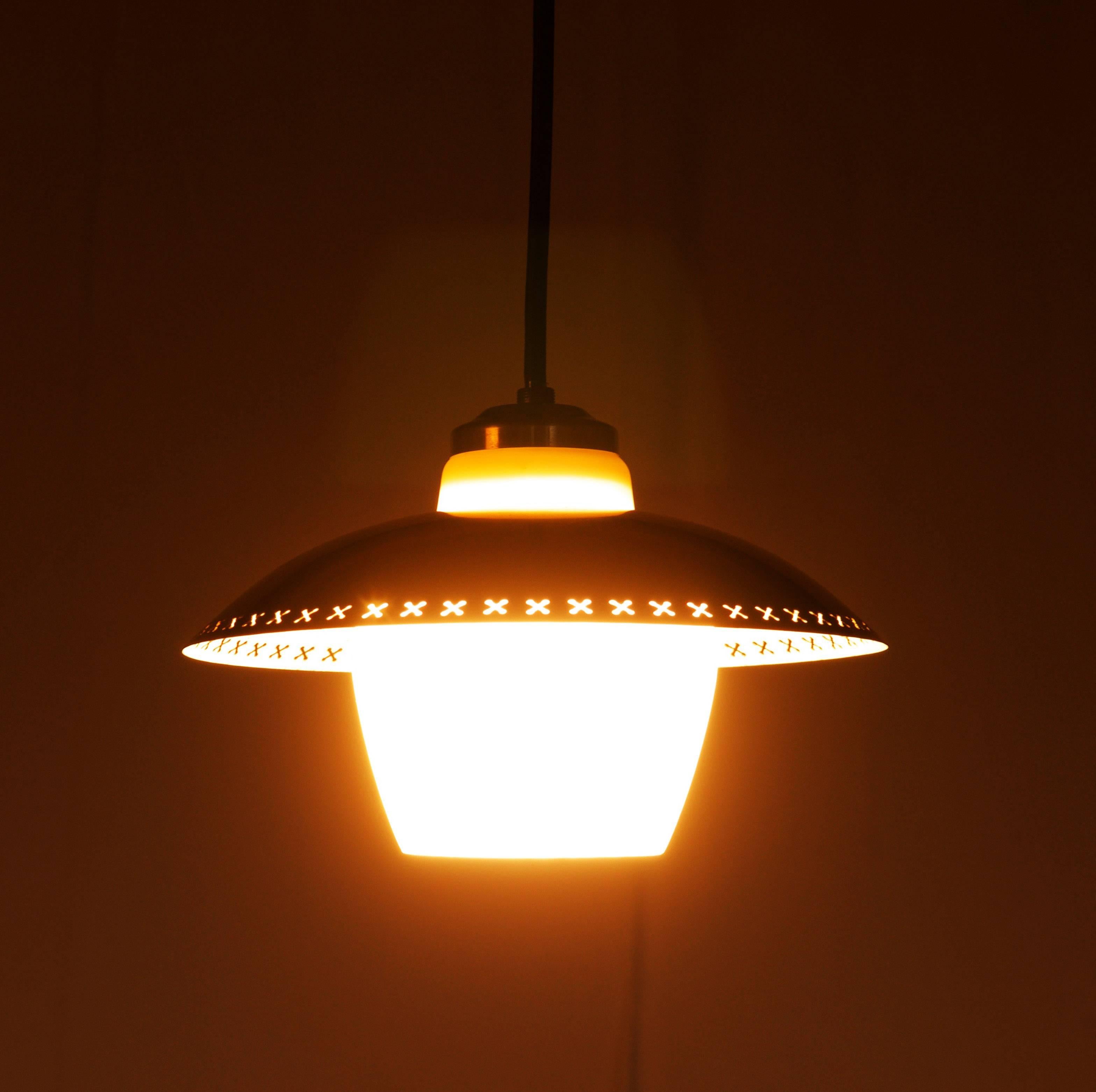 Lampada a sospensione in ottone e vetro opalino Bent Karlby per Fog & Mørup In condizioni ottime in vendita a Vienna, AT