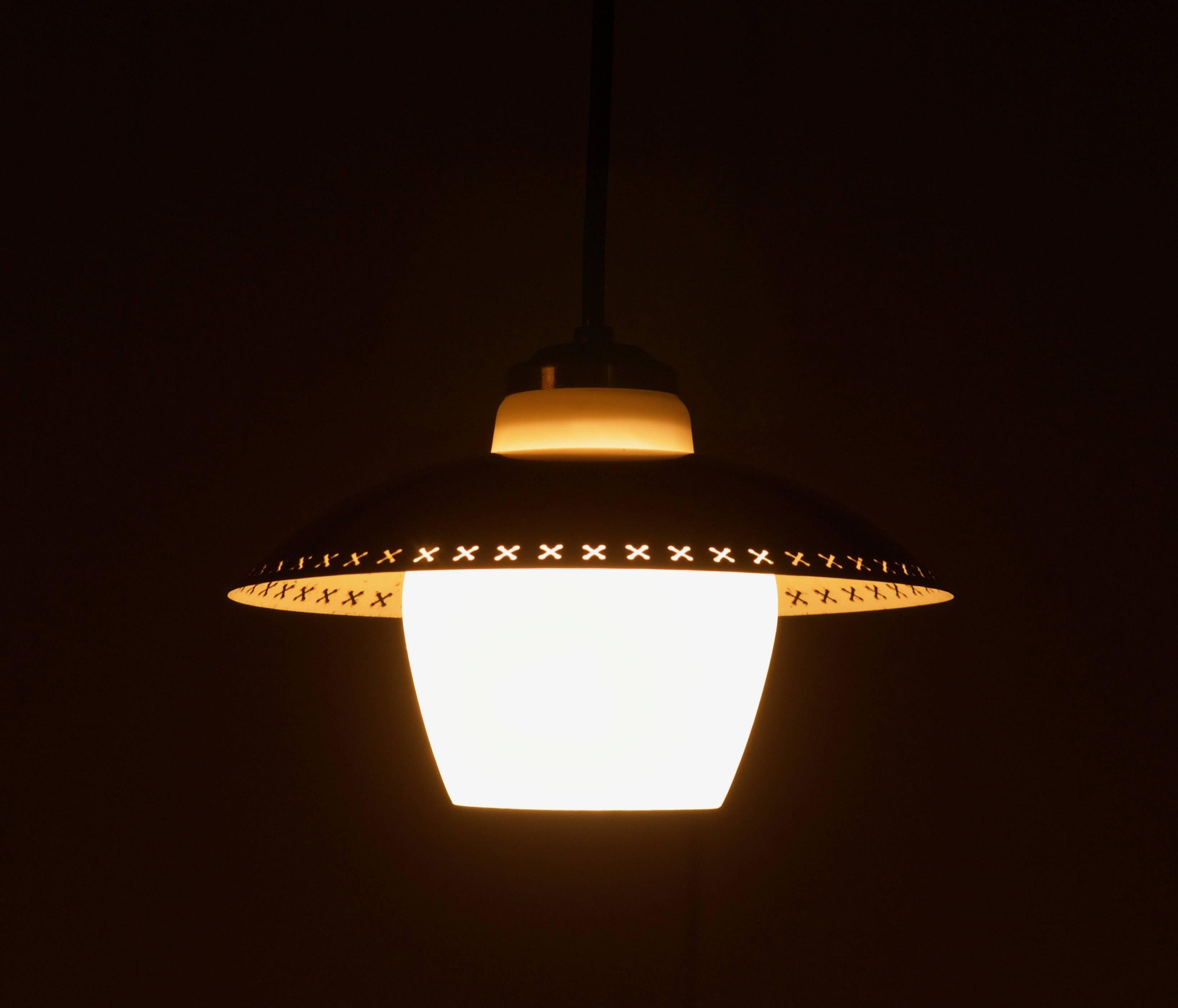Ottone Lampada a sospensione in ottone e vetro opalino Bent Karlby per Fog & Mørup in vendita
