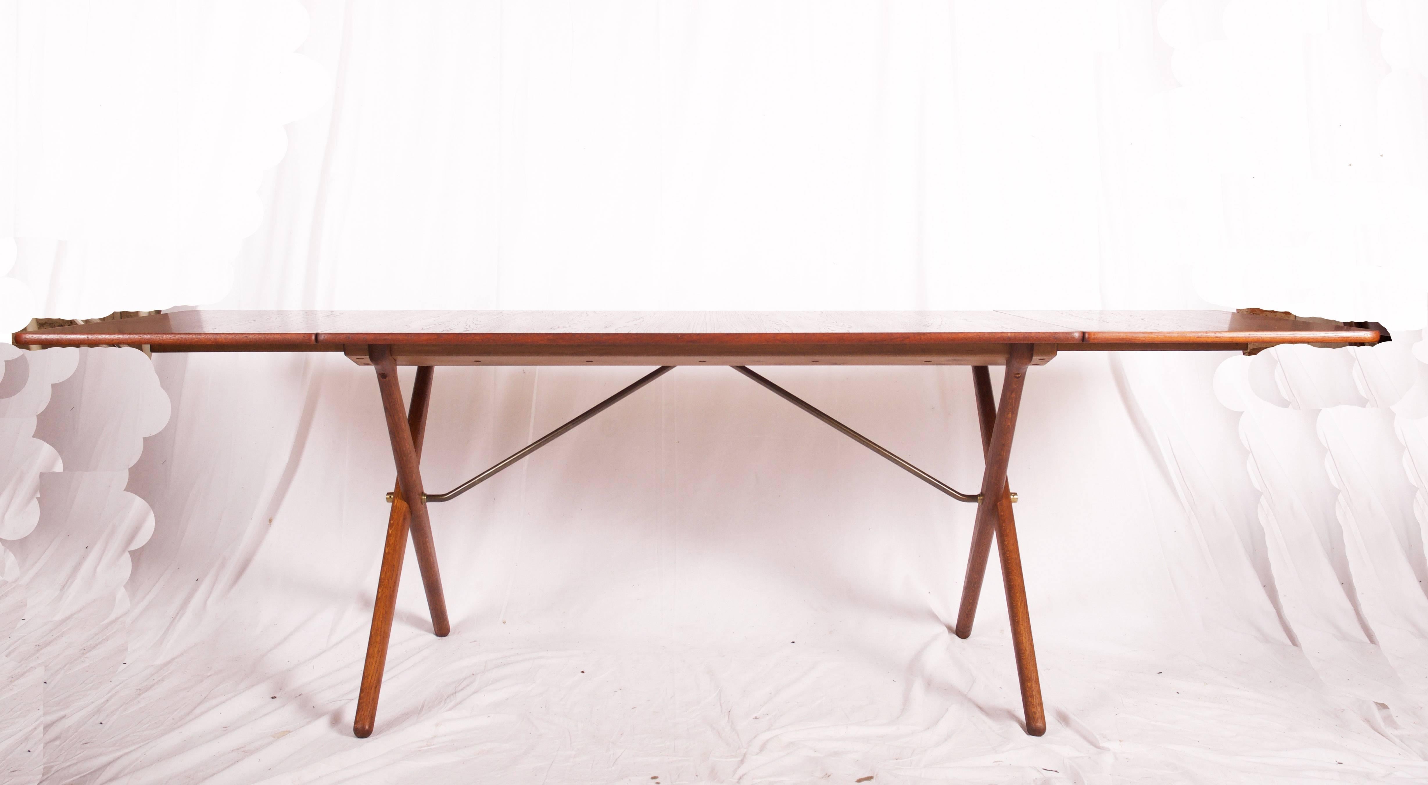 Scandinave moderne Table de salle à manger à pieds croisés de Hans J. Wegner AT-309 en vente