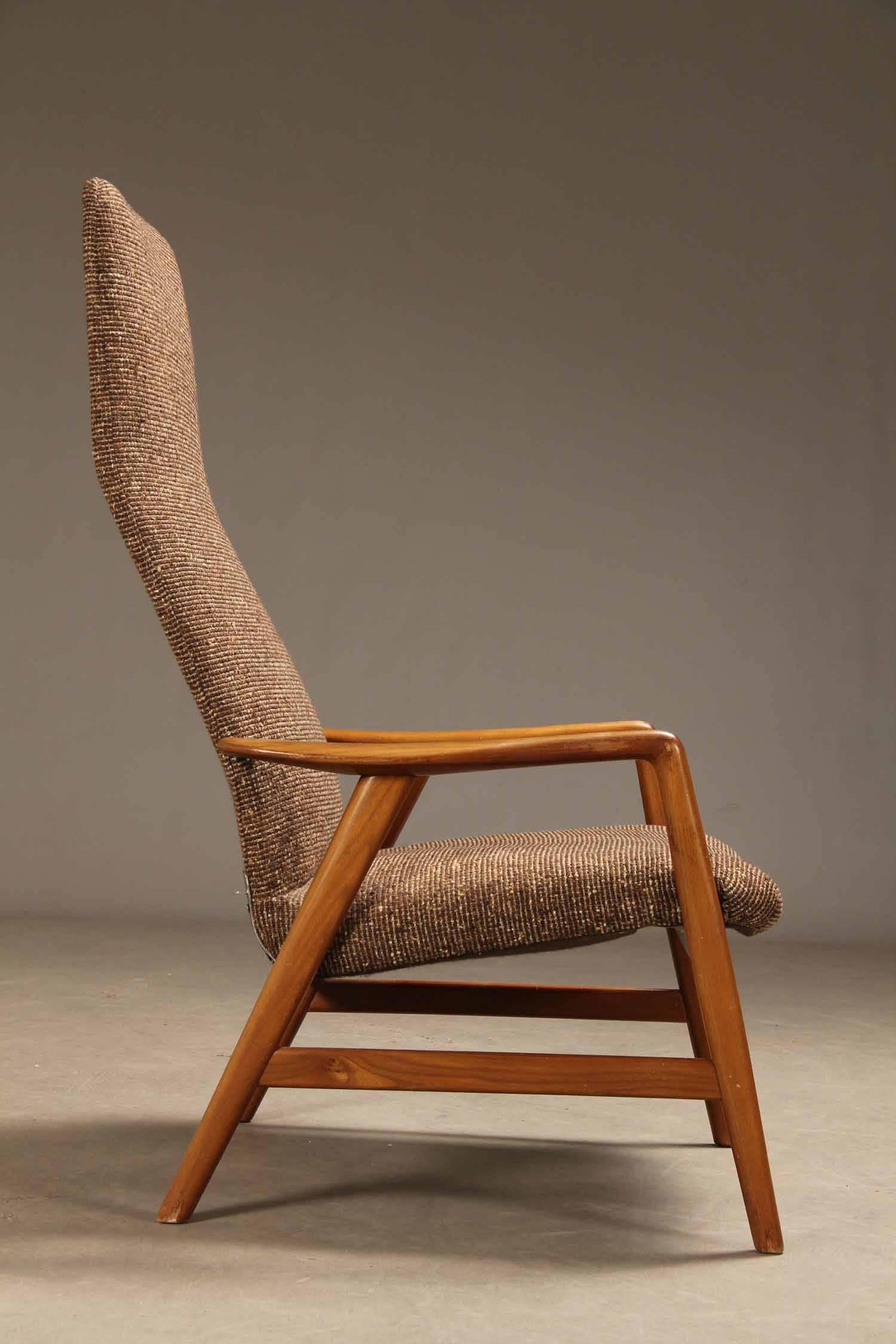 Alf Svensson high-backed armchair, model Contour in original condition.
It has two adjustable positions with base and armrests stained elm tree, covered with wool / upholstery fabric, 1960. Produced by Fritz Hansen. Measures: H. 107 cm, siddeh 40