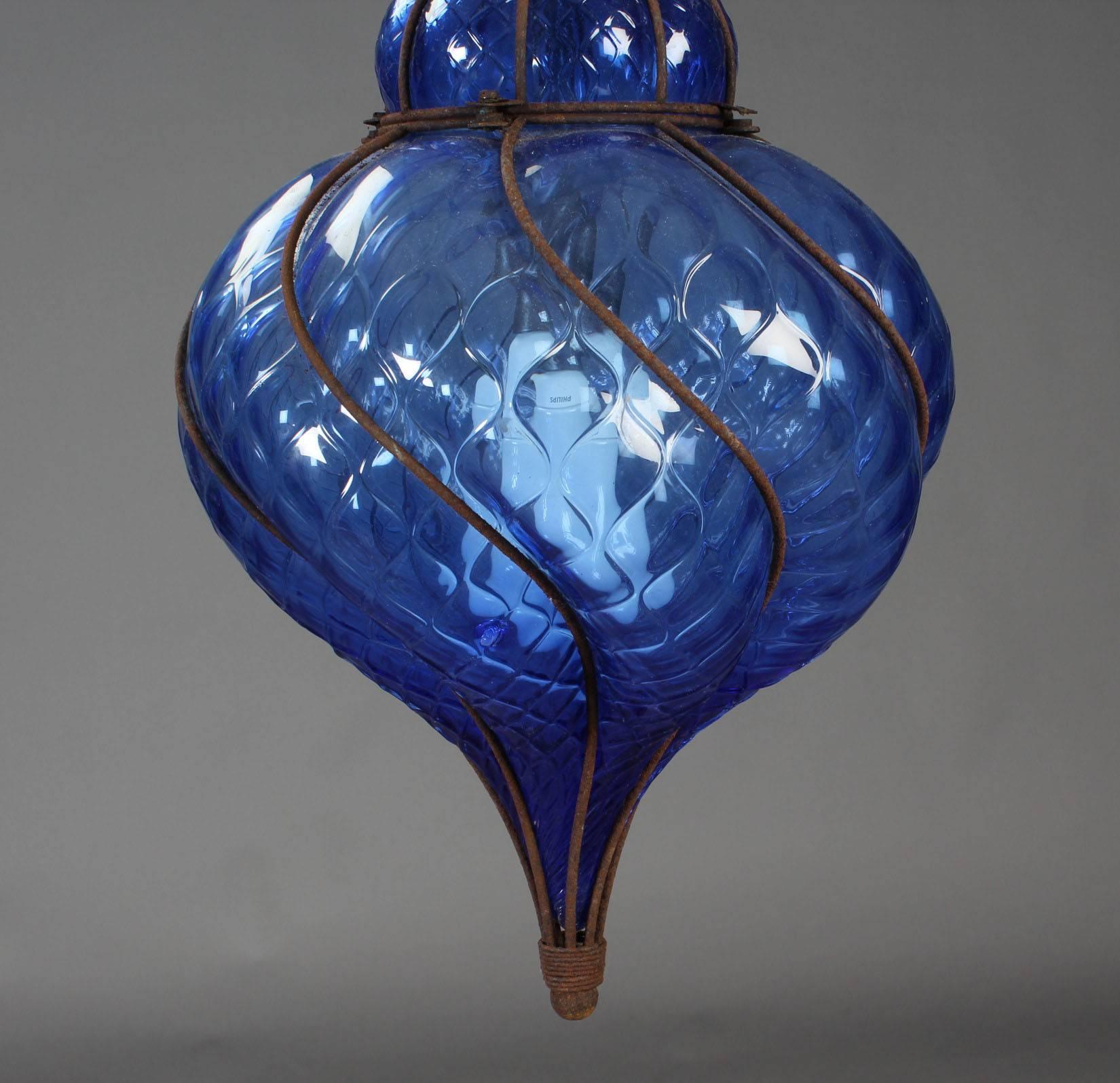 Beautiful Italian Murano glass pendant manufactured by Seguso in the 1950s. It is made from handblown antique cobalt glass with a steel cage.
Measurements: Height 17.71