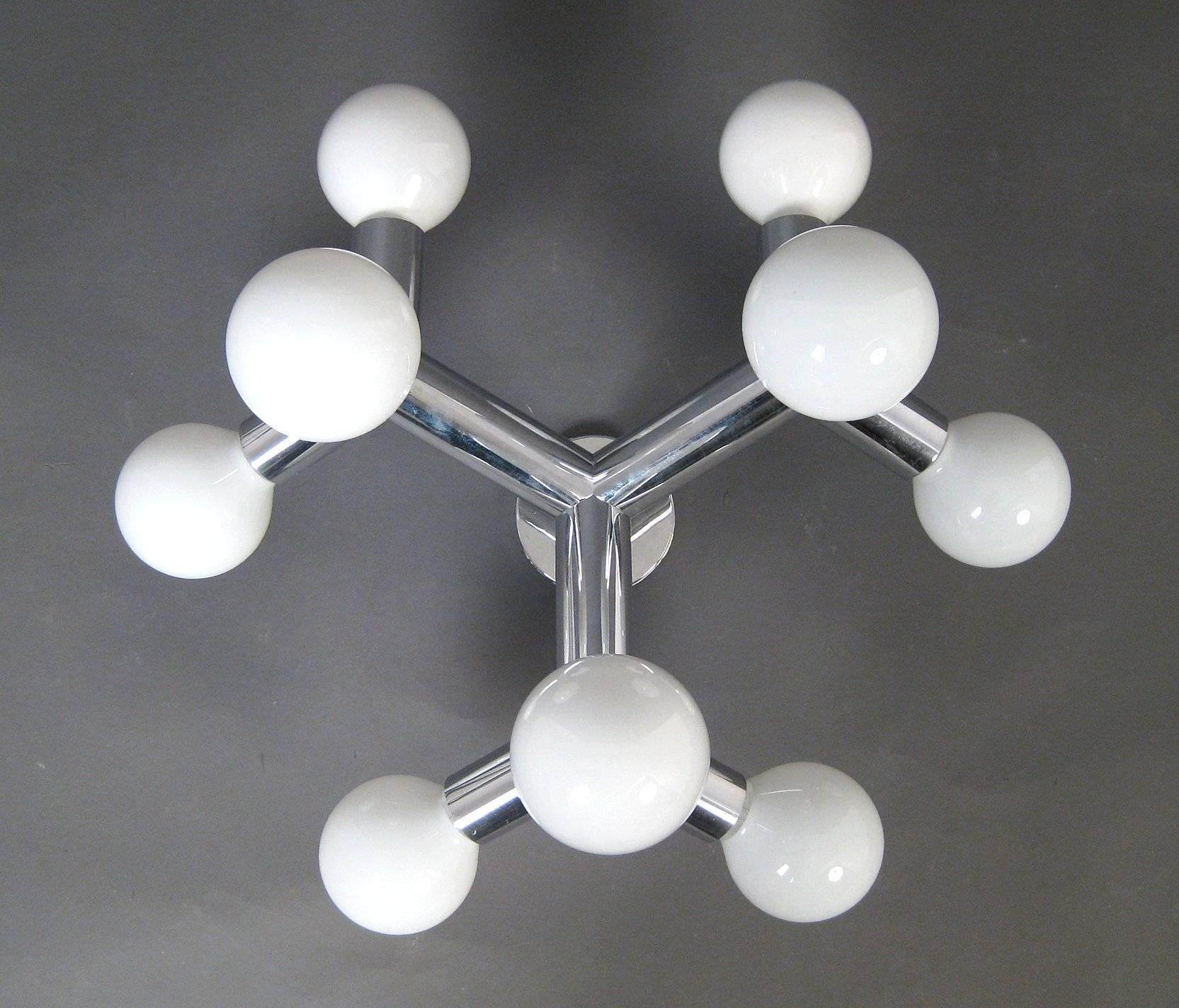 Stahlkonstruktion von J. T. Kalmar, hergestellt in Österreich in den 1960er Jahren, Modell Atomic 9DL, ausgestattet mit neun 
Chrom, neun Glühbirnen.
Die Lampe ist in ausgezeichnetem Zustand mit nur sehr geringen Gebrauchsspuren.
 