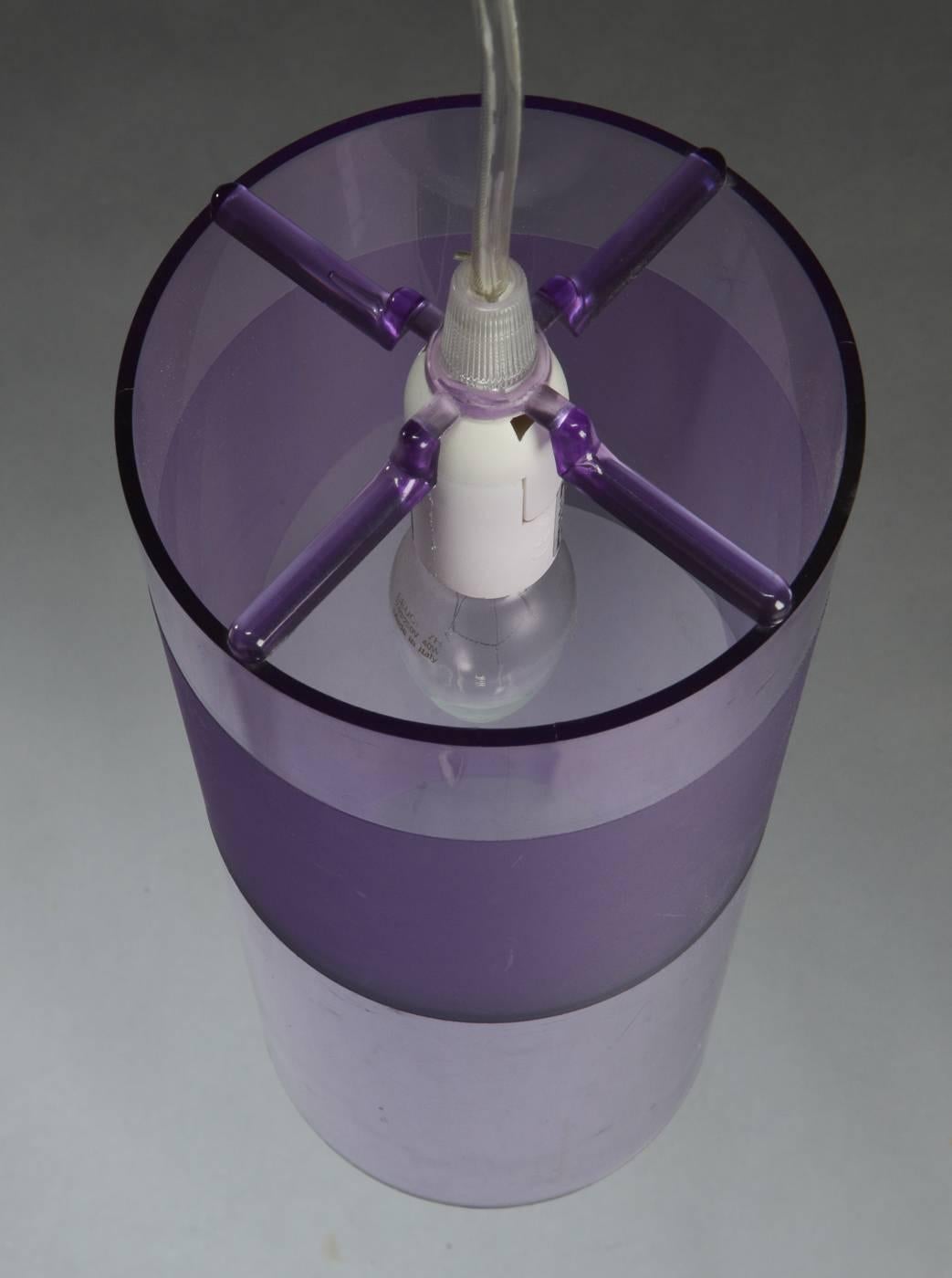 Easy est une lampe à suspension cylindrique qui enchante et excite par ses jeux de couleurs et de lumière. Une fois allumé, le polycarbonate est mis en valeur par une myriade de reflets.
3 pièces disponibles