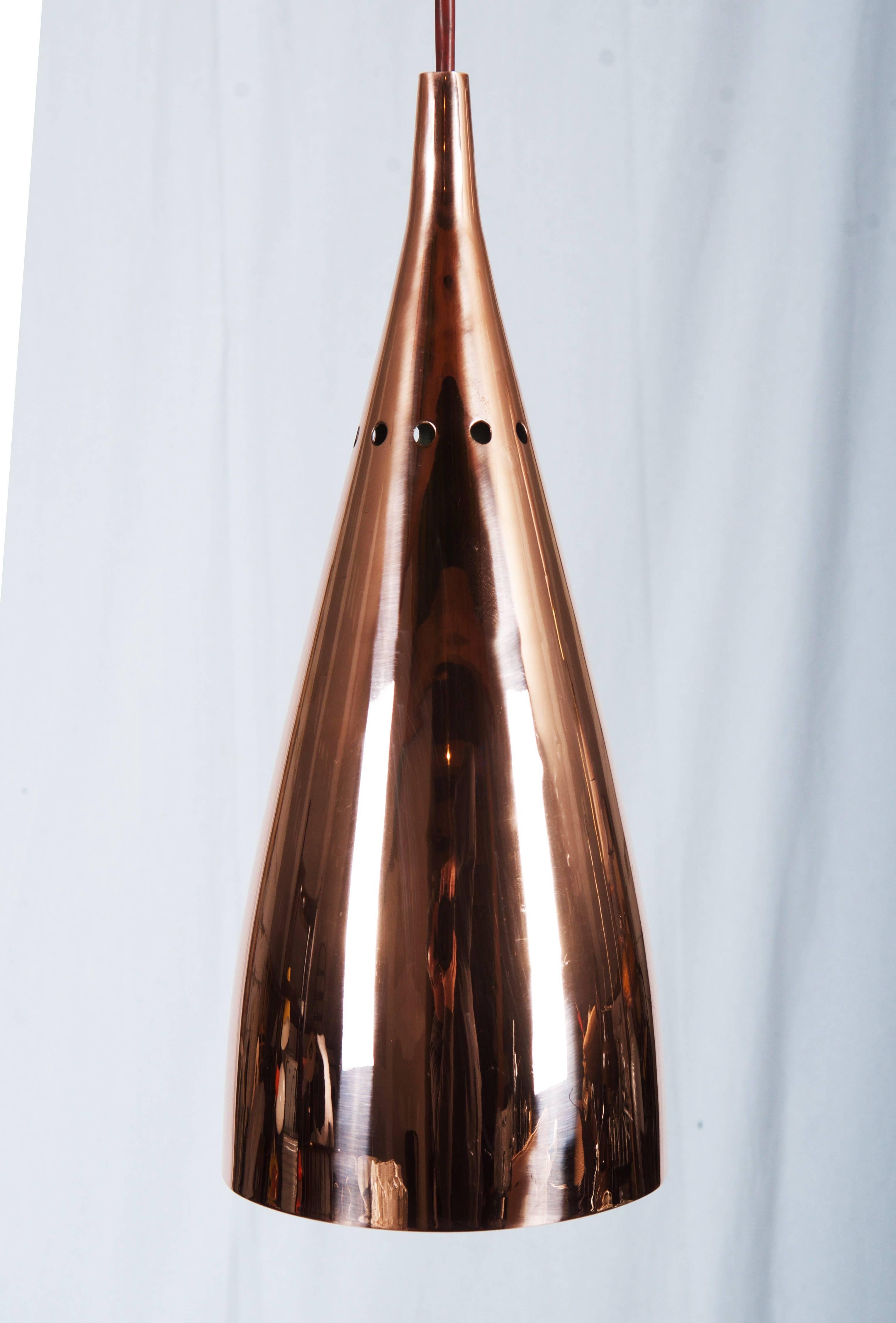 Copper polished bell-form fitted with one E27 socket, made by J.T. Kalmar in the early 1960s.
Perfect condition.
Up to three pieces available.
Dimension of the bell only: 15 x 36cm. (5.9x14.17