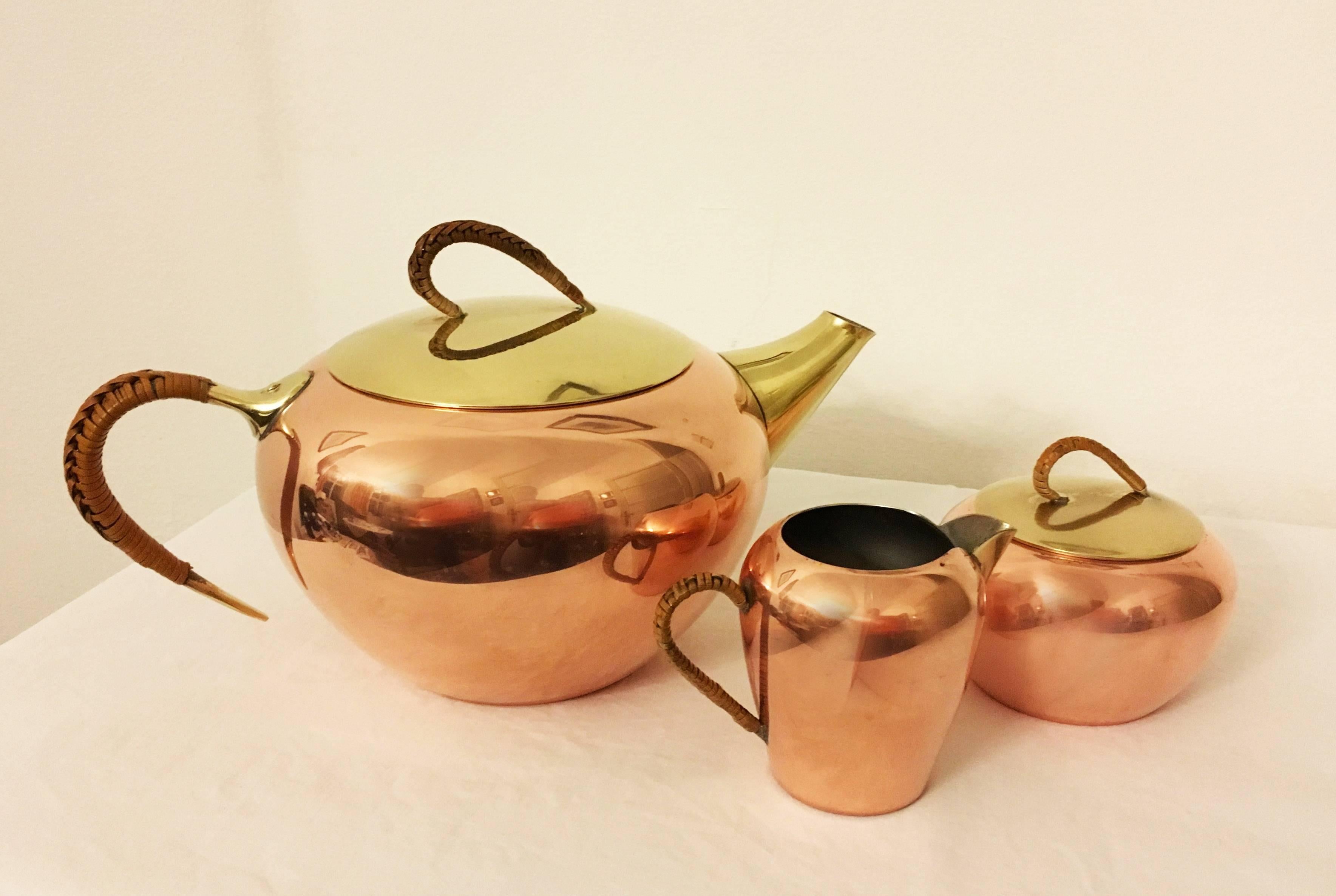 Brass and Copper Three-Piece Tea Set from the 1950s In Excellent Condition For Sale In Vienna, AT