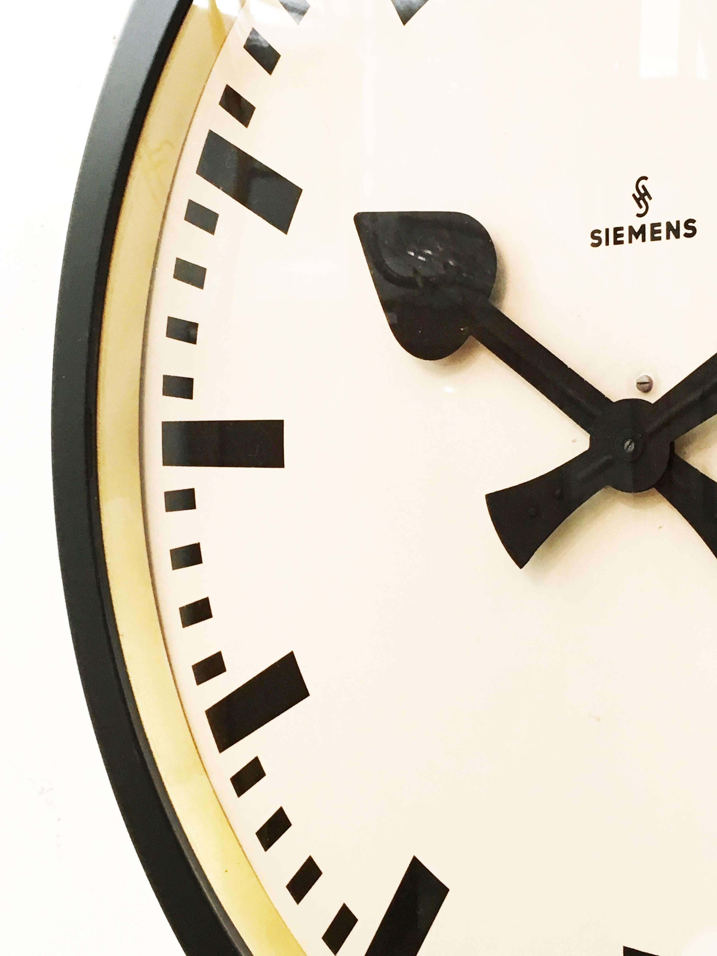 Large Siemens Industrial or Station Wall Clock In Excellent Condition In Vienna, AT