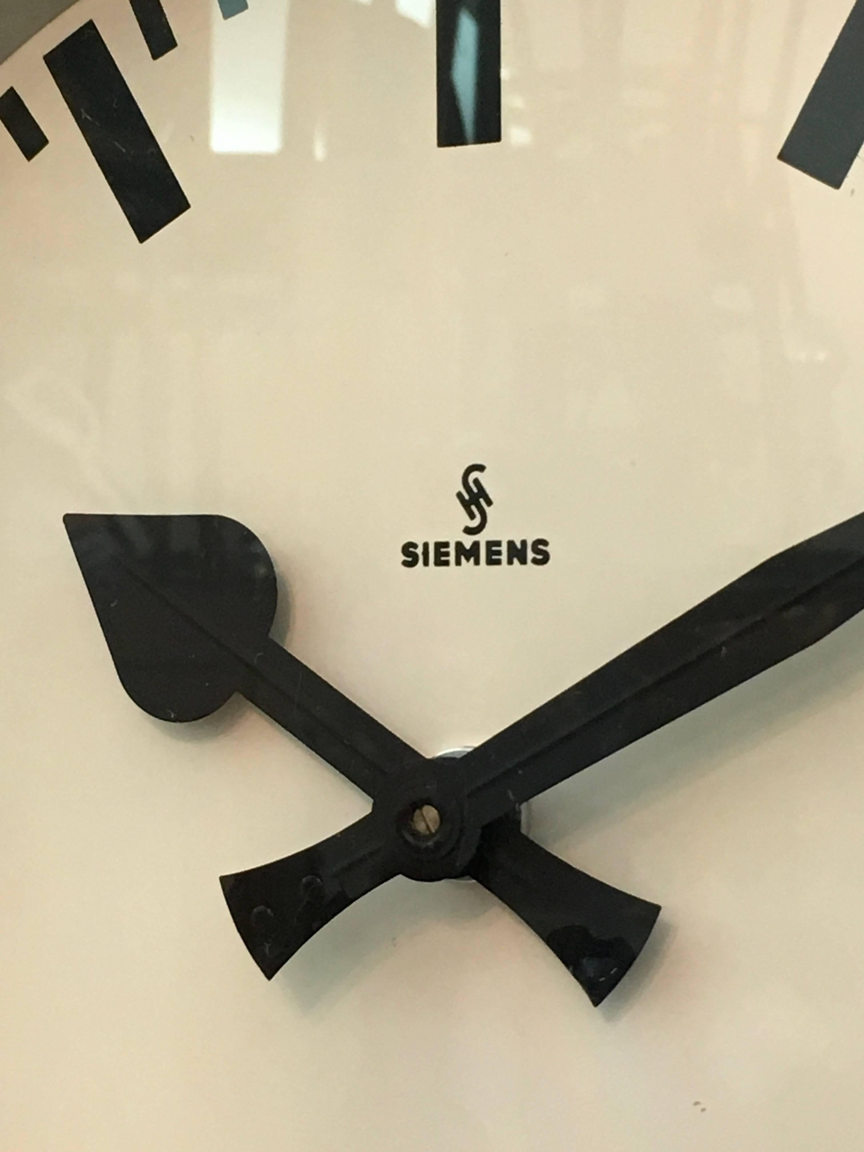Siemens Factory or Workshop Wall Clock In Excellent Condition In Vienna, AT