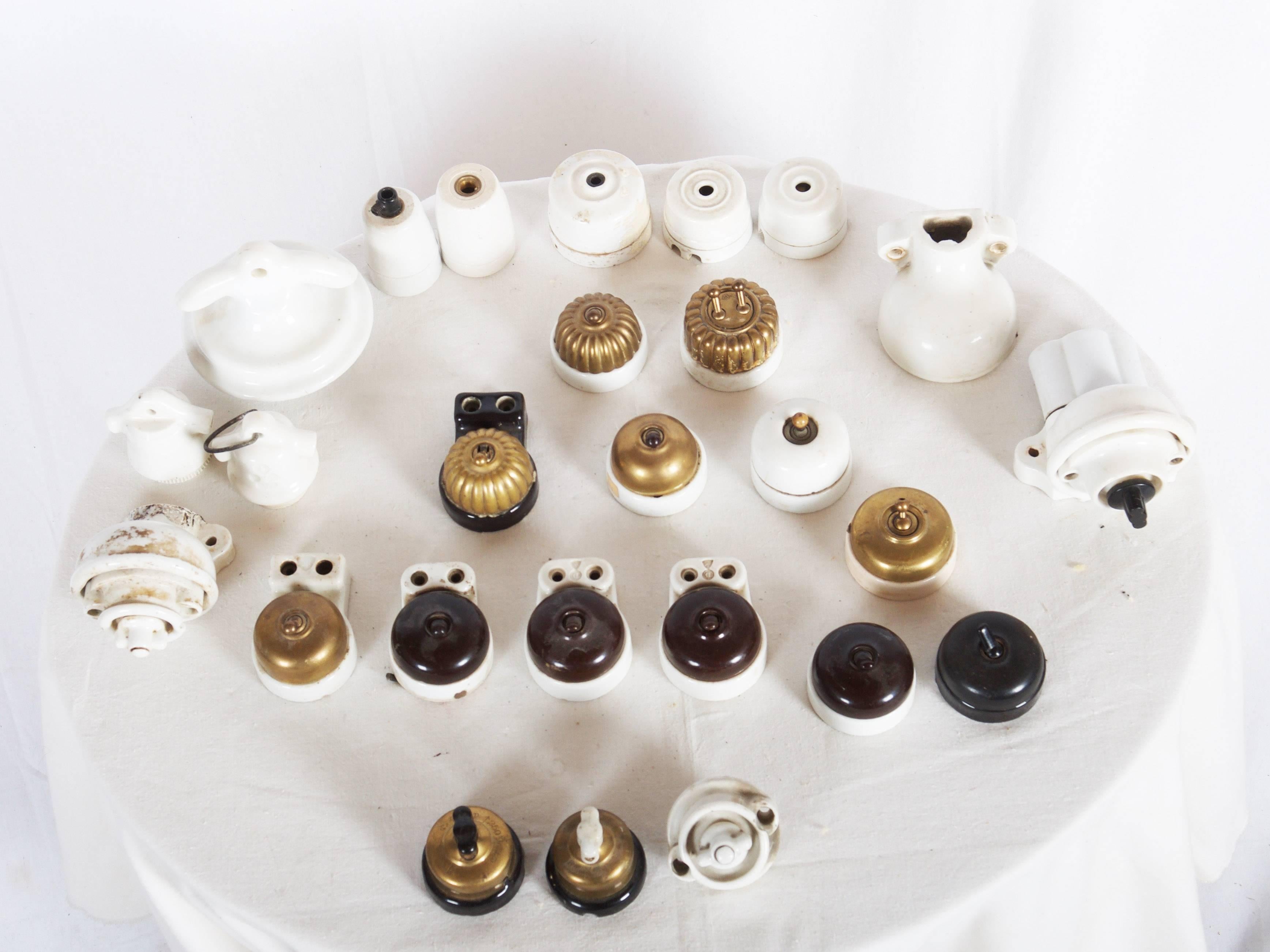 Collection of 15 div. older wall switches bakelite, brass and porcelain. Furthermore, 11 div. electrical parts, including sockets of porcelain. 
Original condition with traces of age and minor defects.
