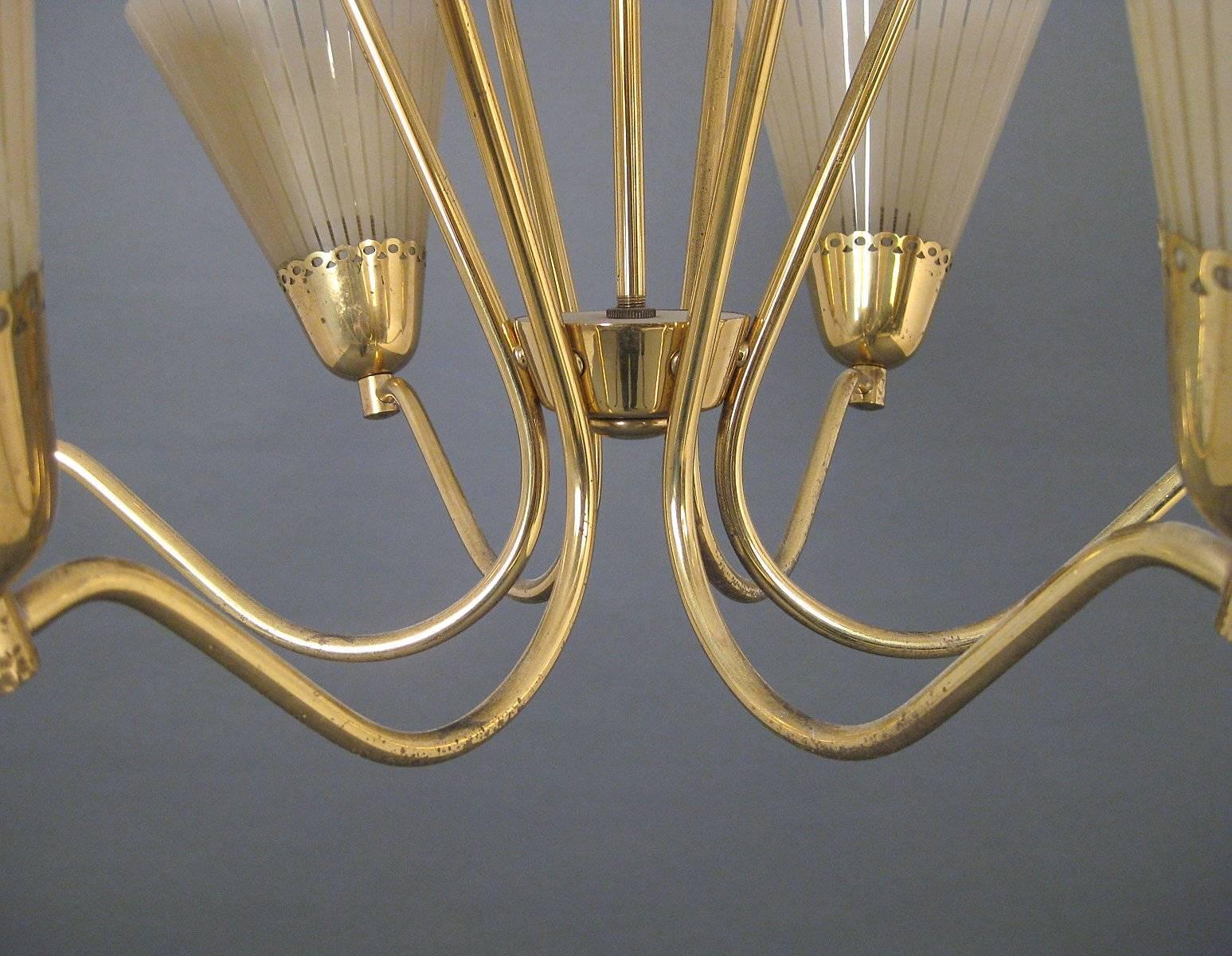 Tedesco Bellissimo lampadario in ottone di metà secolo in vendita