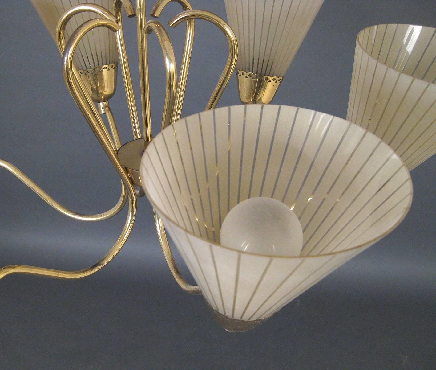Beautiful Mid-Century Brass Chandelier In Excellent Condition For Sale In Vienna, AT