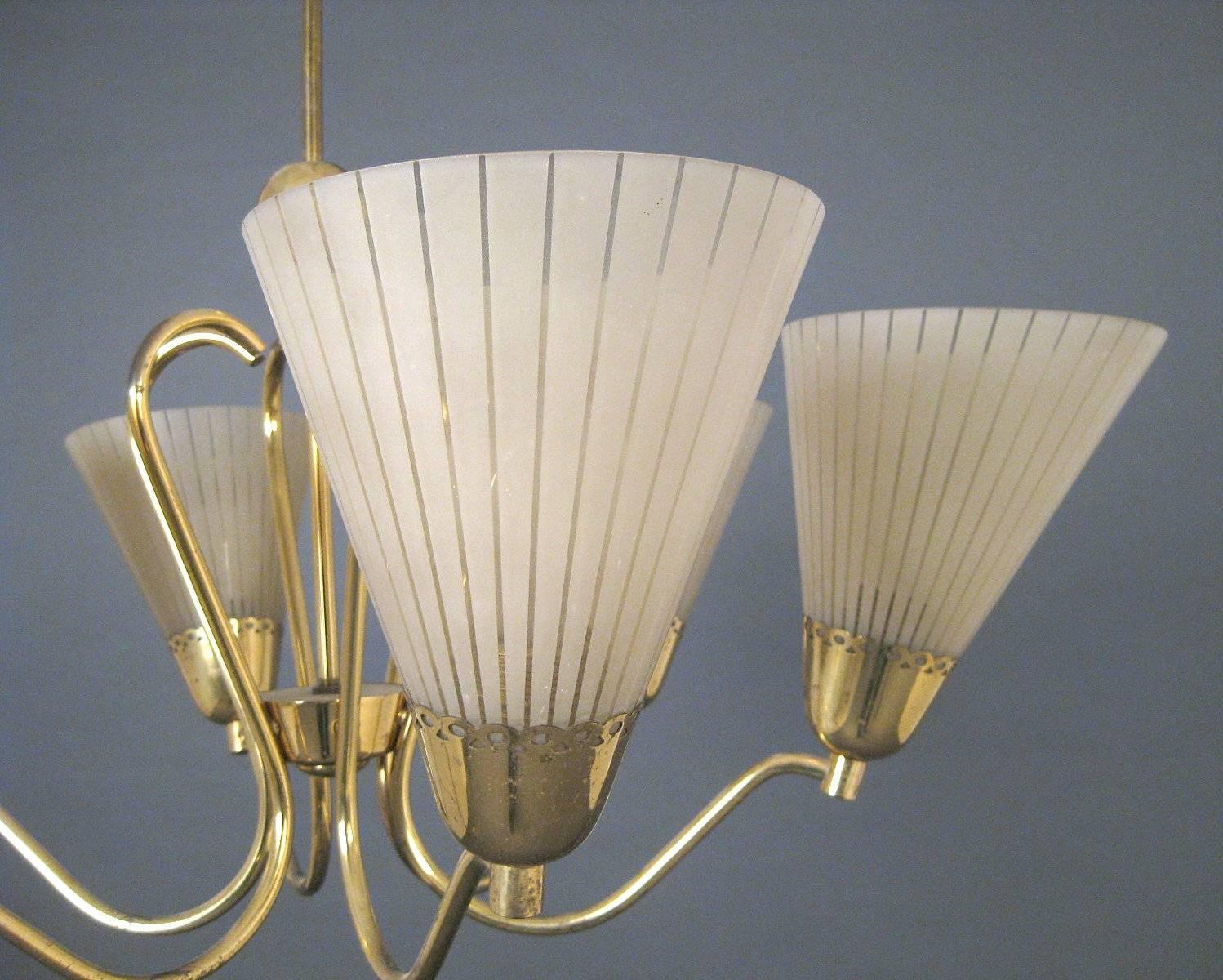 Metà XX secolo Bellissimo lampadario in ottone di metà secolo in vendita