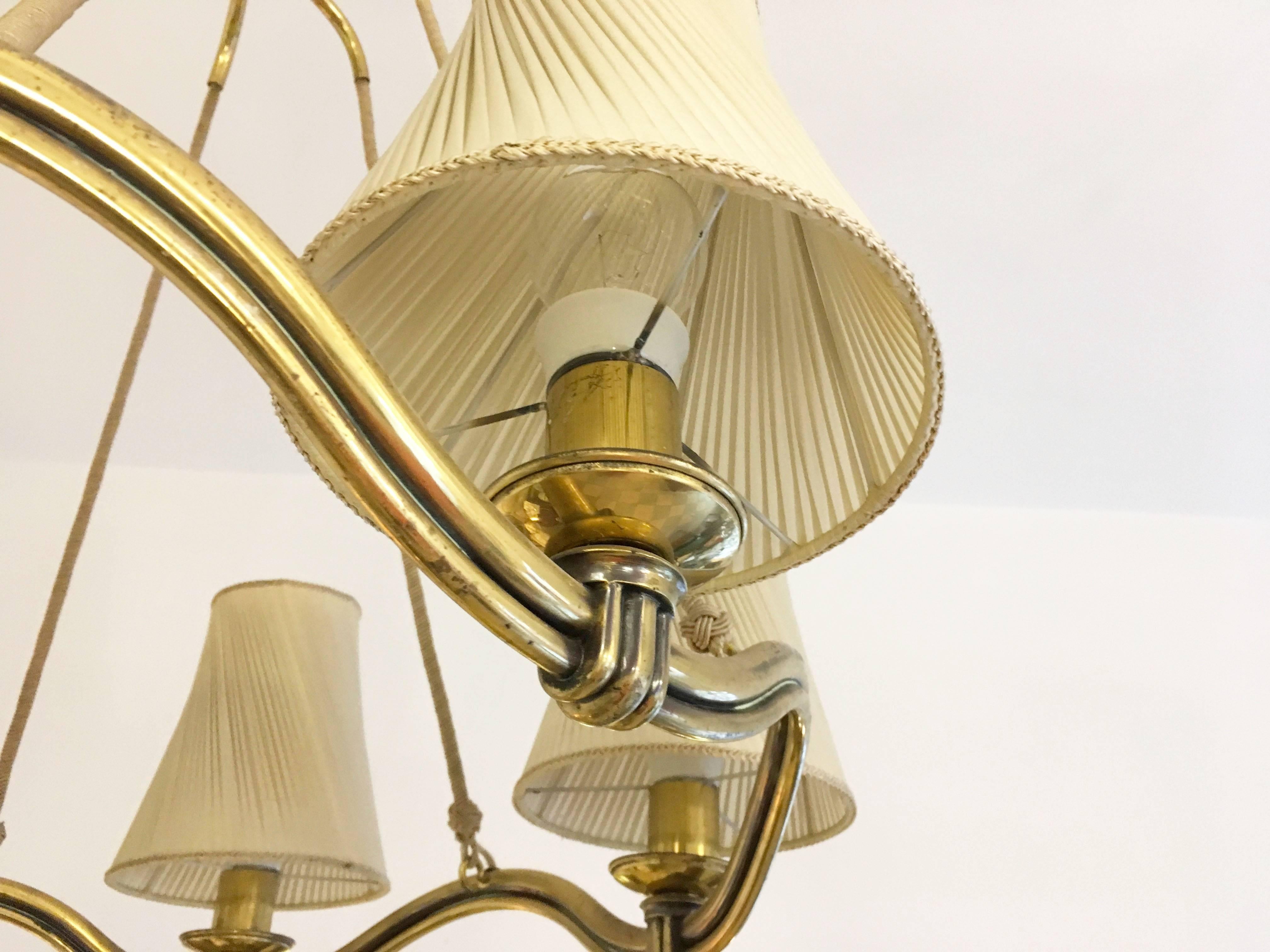 Forma ad anello in ottone con sei prese E27. Disegnata originariamente negli anni '30 da Hugo Gorge, questa è stata realizzata negli anni '50. 
Ne ho anche uno con cinque prese, prezzo su richiesta.