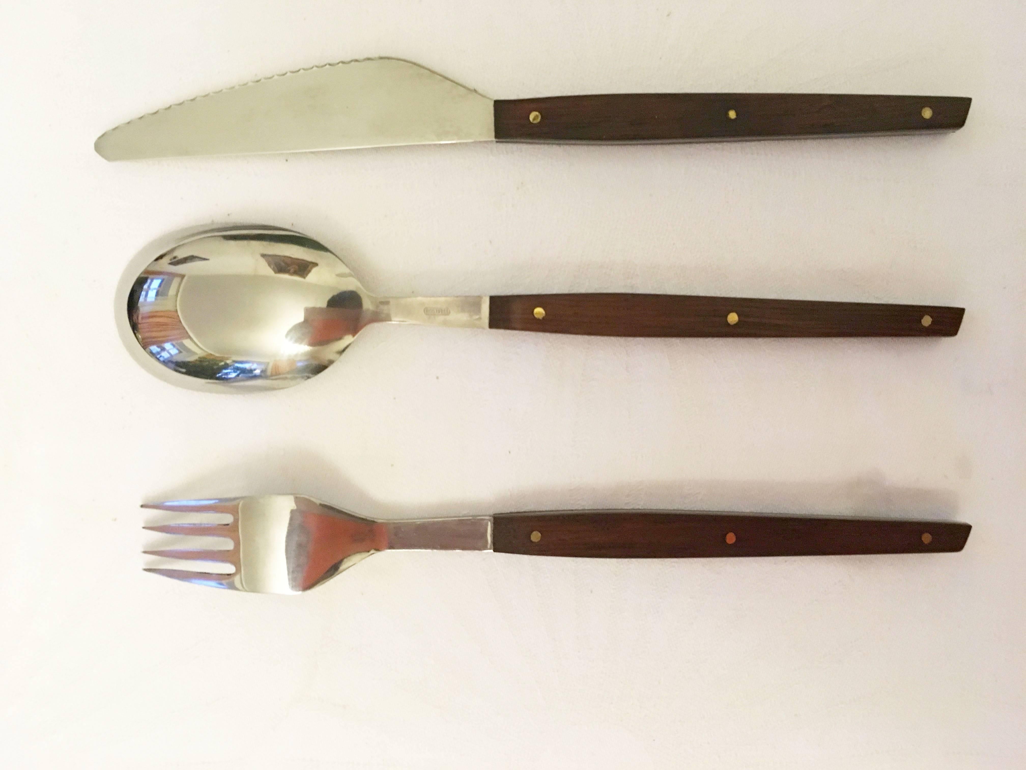 Made by Alois Weichselbaumer company later Amboss in the 1950s.
Model 3000 stainless steel with rosewood handle with brass rivets.
Set of 18:
Six knives,
six spoons,
six forks.
Almost mint condition.
