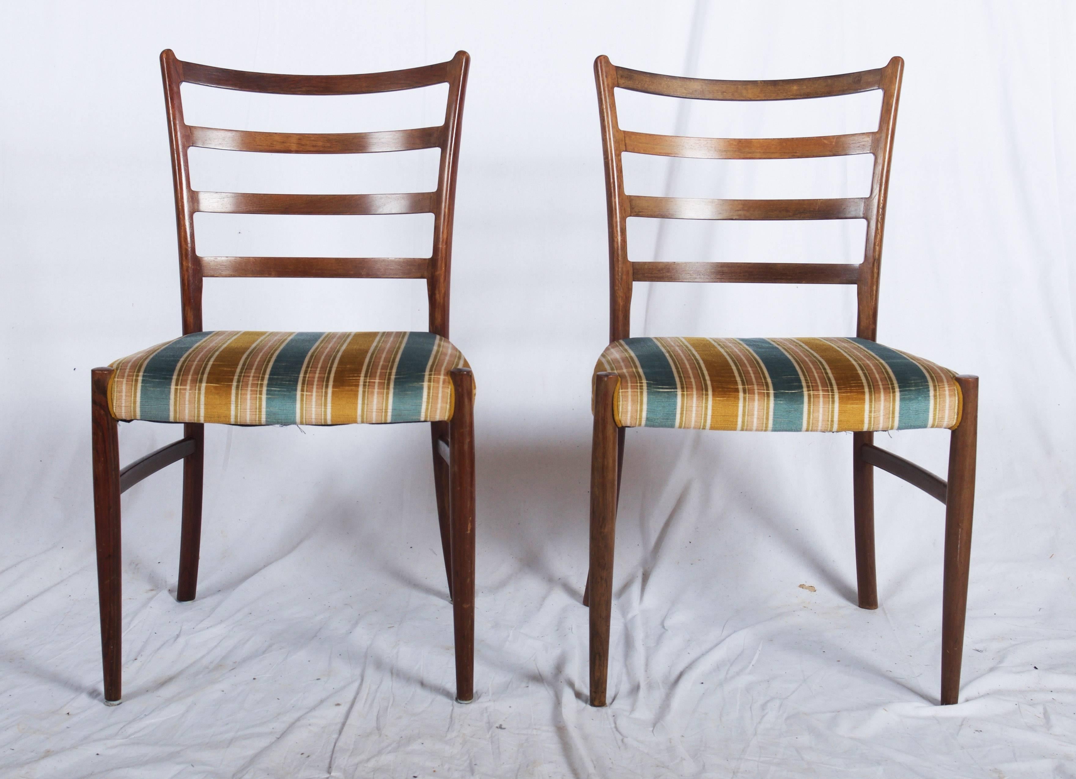 Ein Satz von vier Esszimmerstühlen, entworfen von Johannes Andersen und hergestellt von SVA Møbler, Dänemark, um 1960, aus massivem Hartholz. Diese Stühle sind alle in ausgezeichnetem Zustand und das Hartholz hat eine warme Honigfarbe.
Auf Wunsch