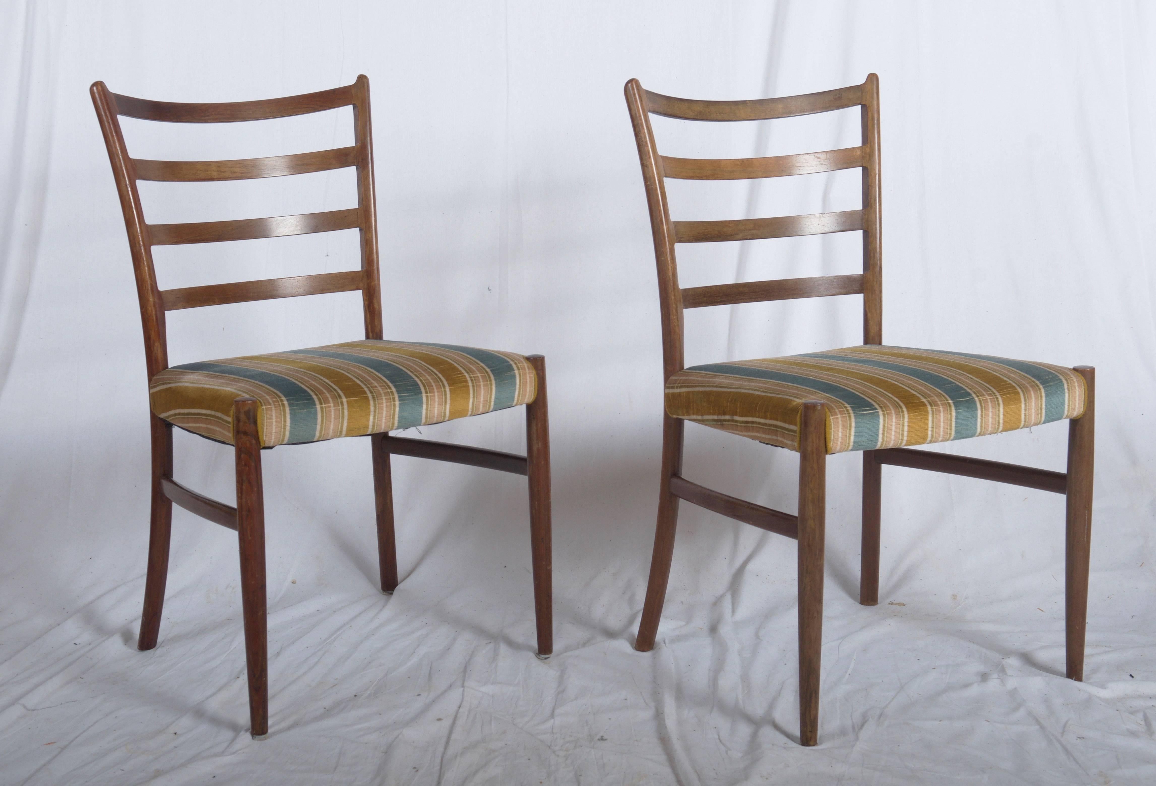 Bois de feuillus Ensemble de quatre chaises de salle à manger danoises en bois de feuillus par Johannes Andersen en vente
