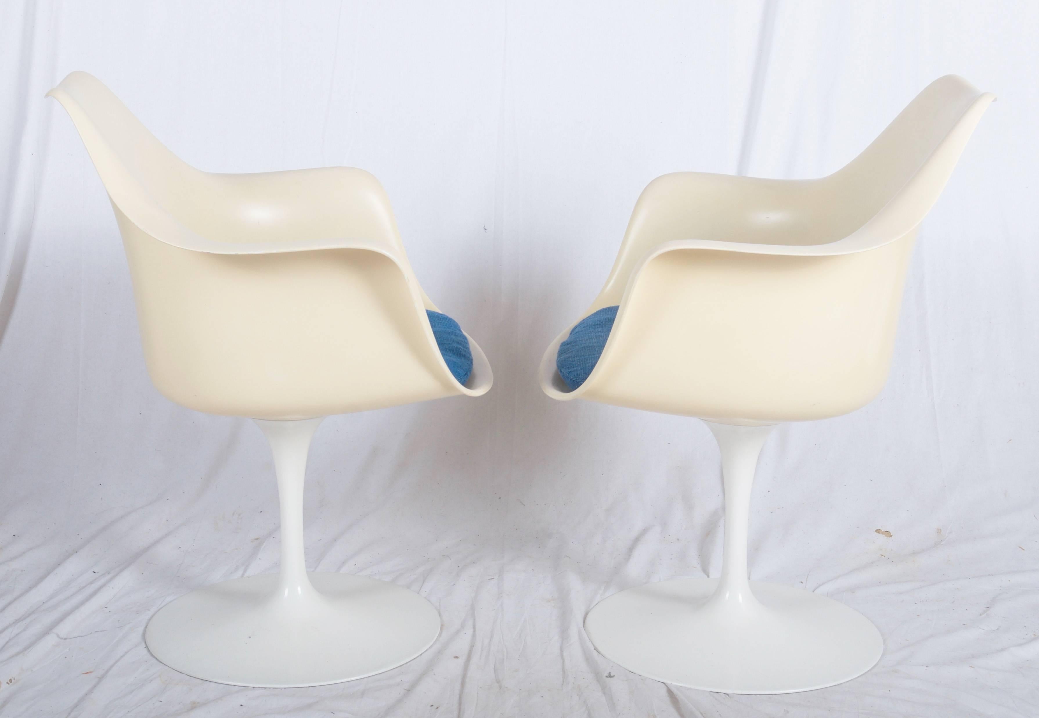Pair of armchairs 'Tulip', model 151, design Eero Saarinen, 1955-1956. Early production, probably 1960s. White lacquered molded fiberglass and seat with wool cover. Produced by Knoll International.