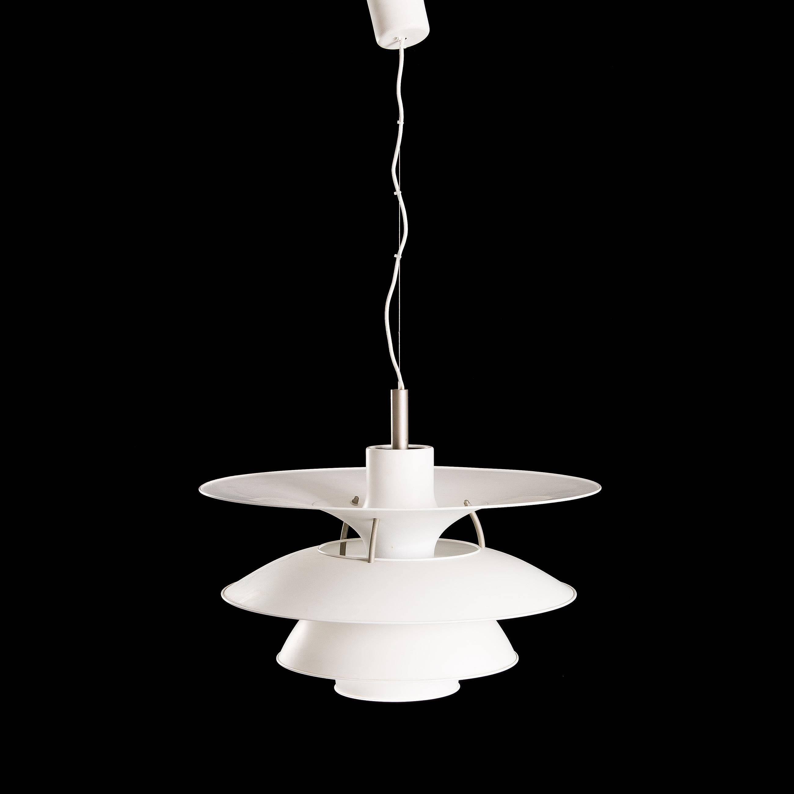 Das größte Modell der Poul Henningsen PH Lampen PH 6½-6 Pendelleuchte mit weiß lackierten Metallschirmen. 
Poul Henningsen entwarf die Leuchte für das Ausstellungsgebäude Charlottenborg in Kopenhagen. Die Lampe ist mit einer E40-Fassung für max.
