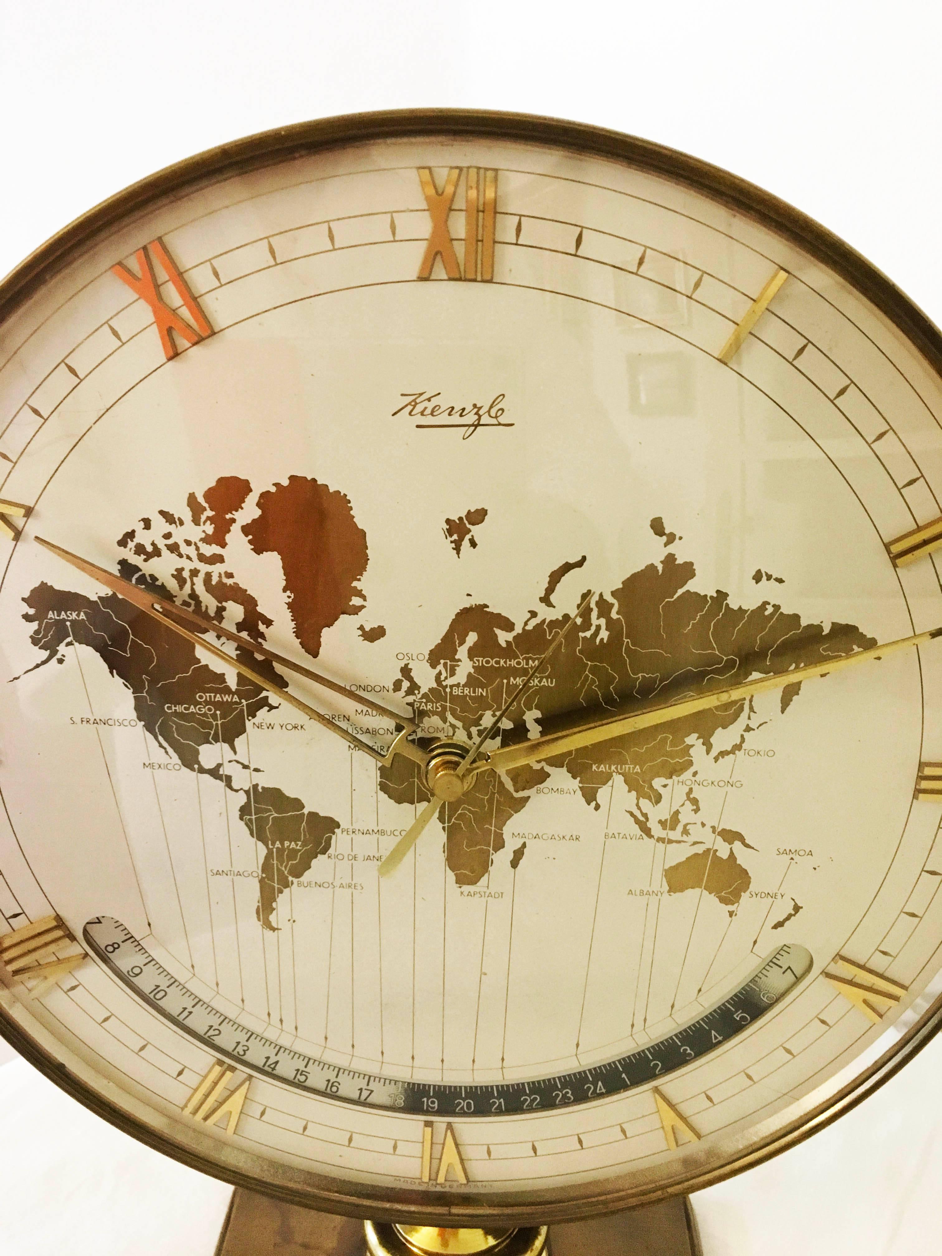 Milieu du XXe siècle Grande horloge moderniste de table World Timer Zone de Kienzle Weltzeituhr en vente