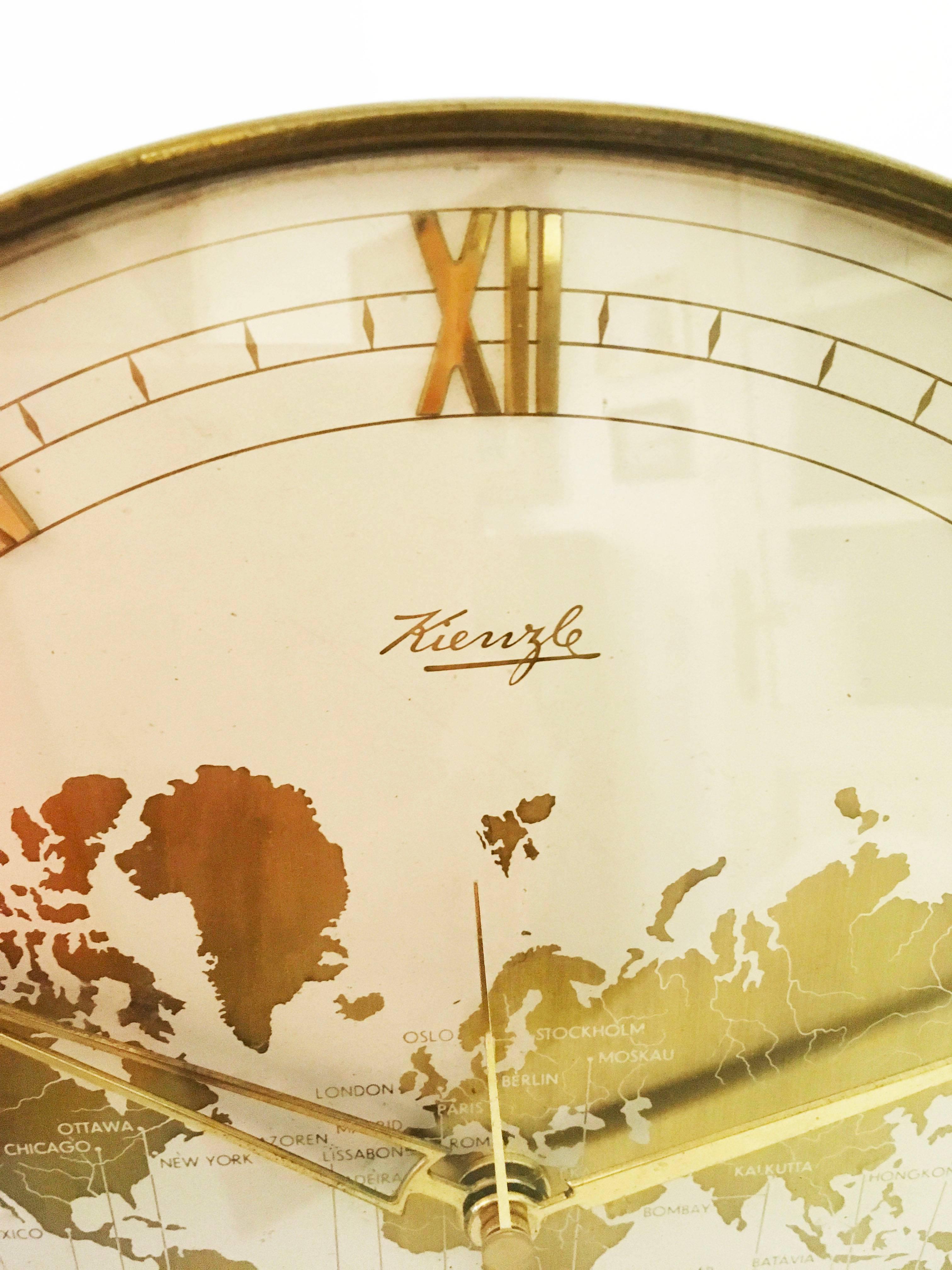 Laiton Grande horloge moderniste de table World Timer Zone de Kienzle Weltzeituhr en vente
