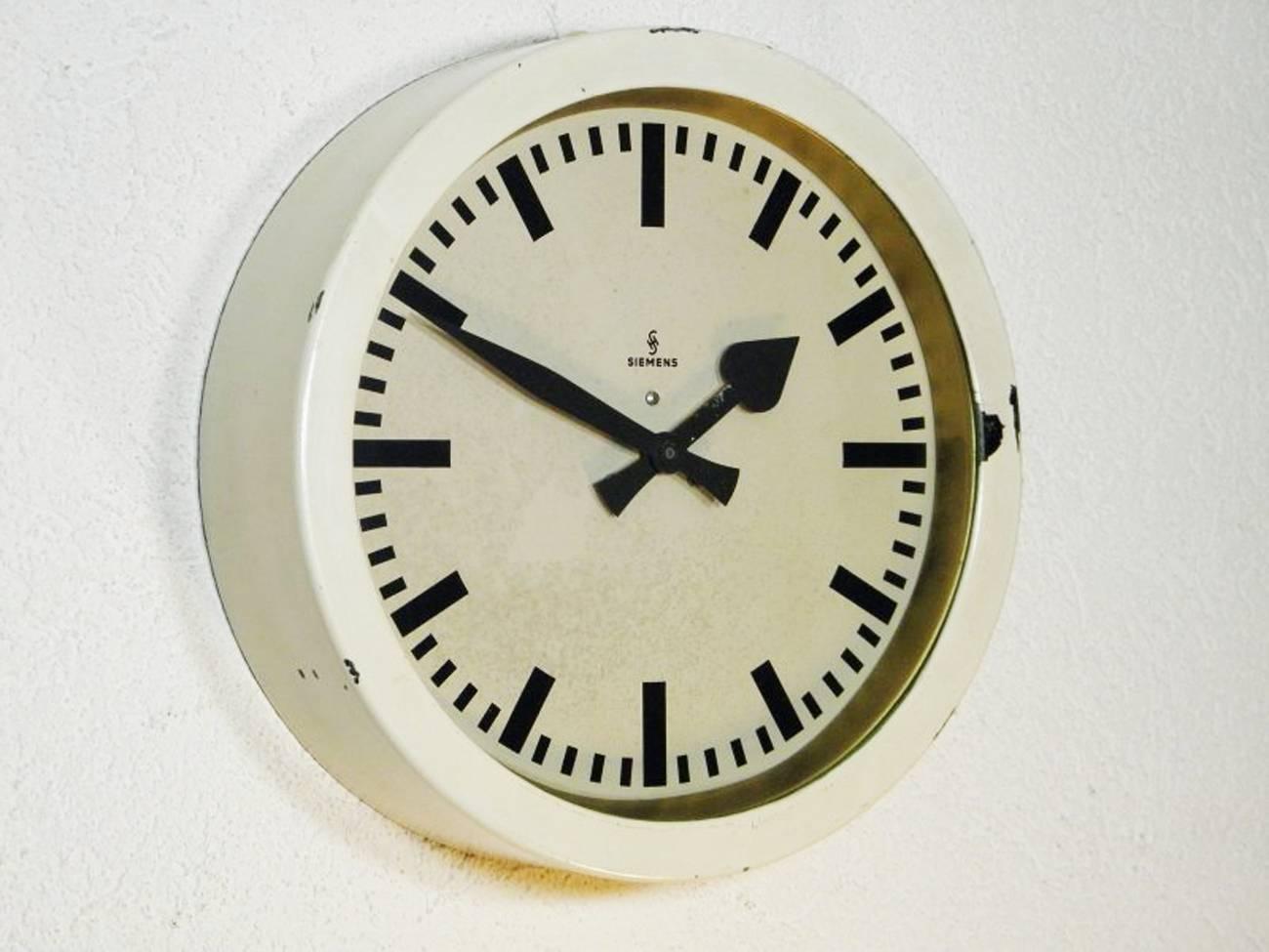 Grande horloge de gare allemande de Siemens & Halske datant des années 50.
Autrefois horloge d'esclave à mouvement mécanique, elle est maintenant équipée d'un mouvement moderne à quartz avec une batterie.
Cadre en acier laqué avec façade en verre.