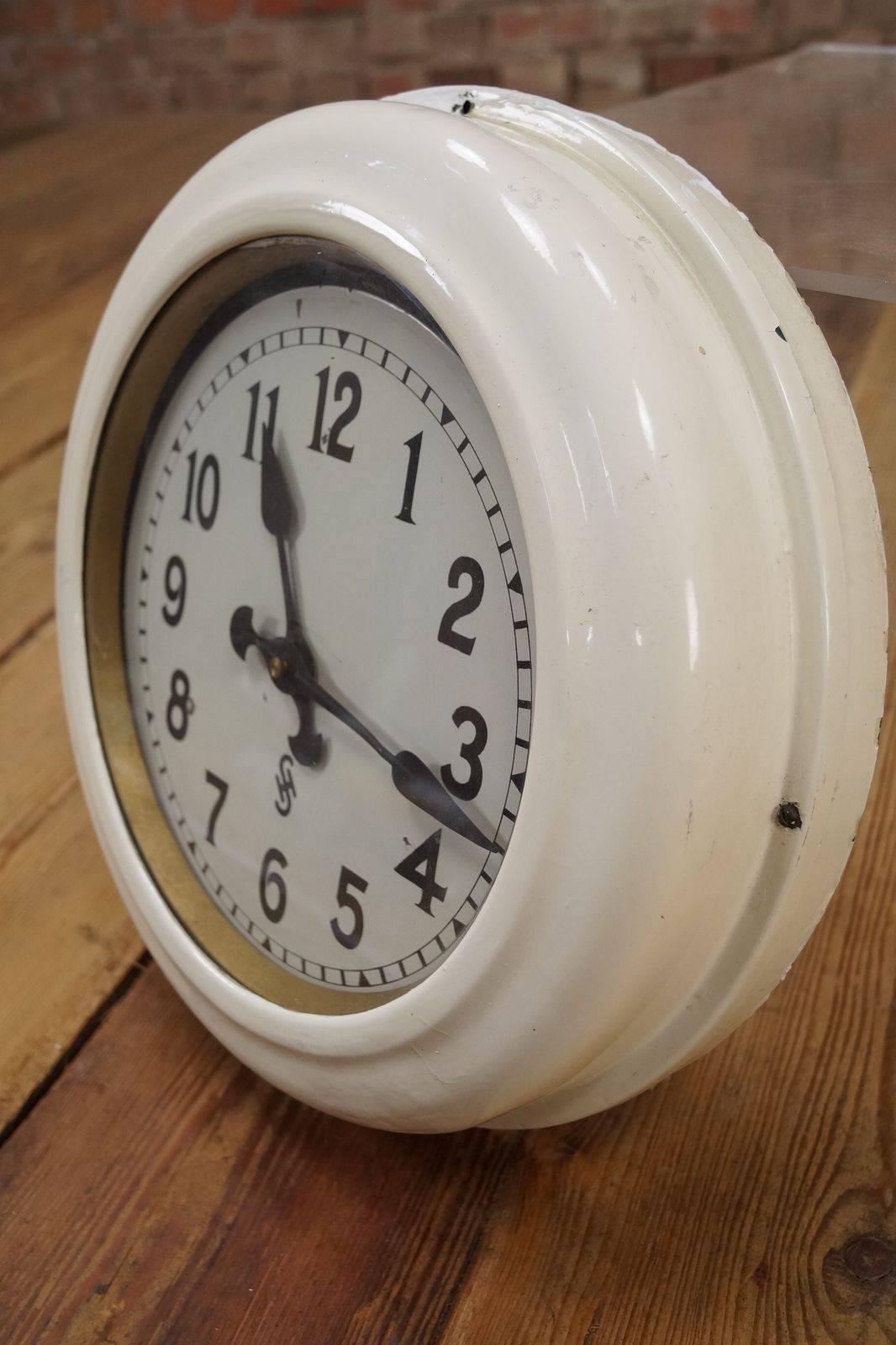 Steel painted with glass front made by Siemens Halske in Germany in the 1930s.
Formerly a station or factory slave clock, it is now fitted with a modern quartz movement with a battery.
Delivery time 2-3 weeks.