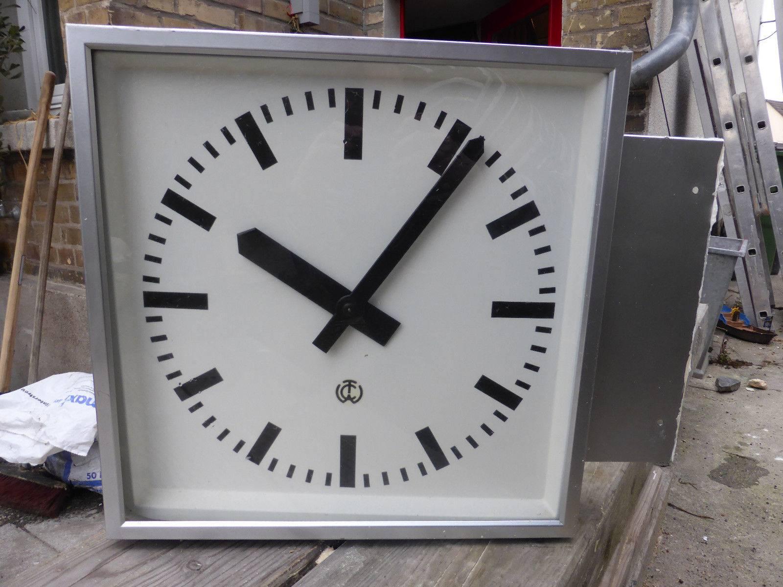 Large German station or factory clock by Carl Theodor Wagner in Wiesbaden from the early 1970s. Formerly as a slave clock with mechanical movement, it is now fitted with a modern quartz movement with a battery.
Steel lacquered frame with glass