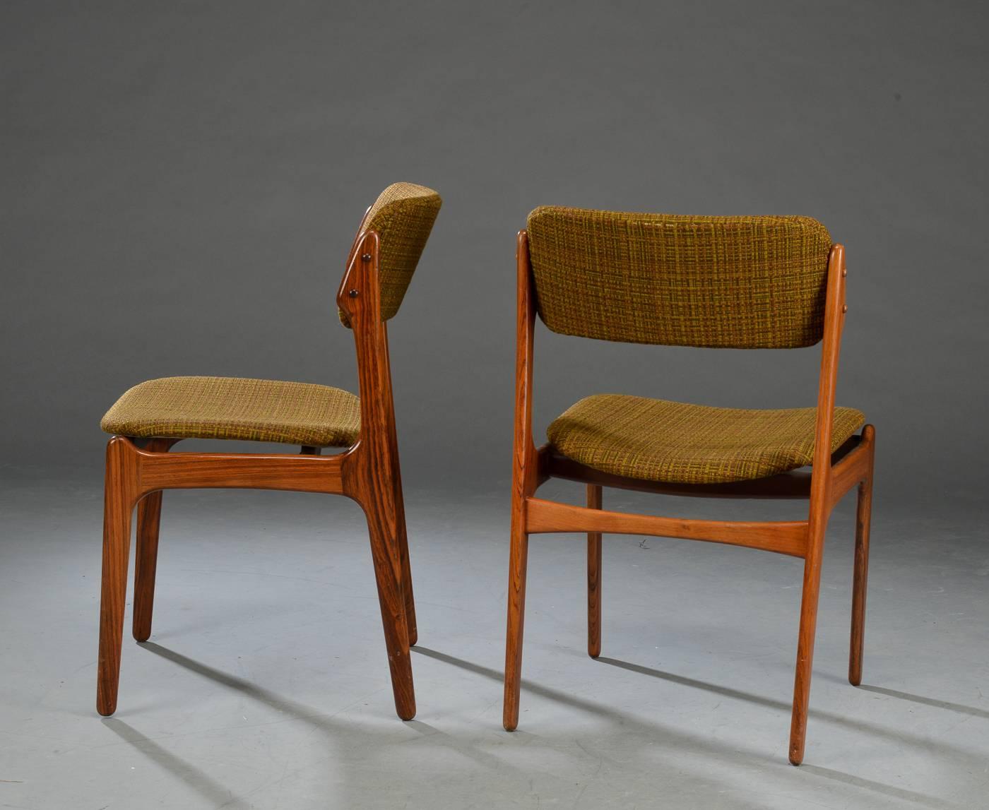 Erik Buck. Four chairs with hardwood frame, seats and top rails upholstered in wool. Produced by Oddense Maskinsnedkeri A/S, model OD 49.
Perfect original condition but a new upholstery is on request possible.
Measures: H. 79 SH. 45 cm.