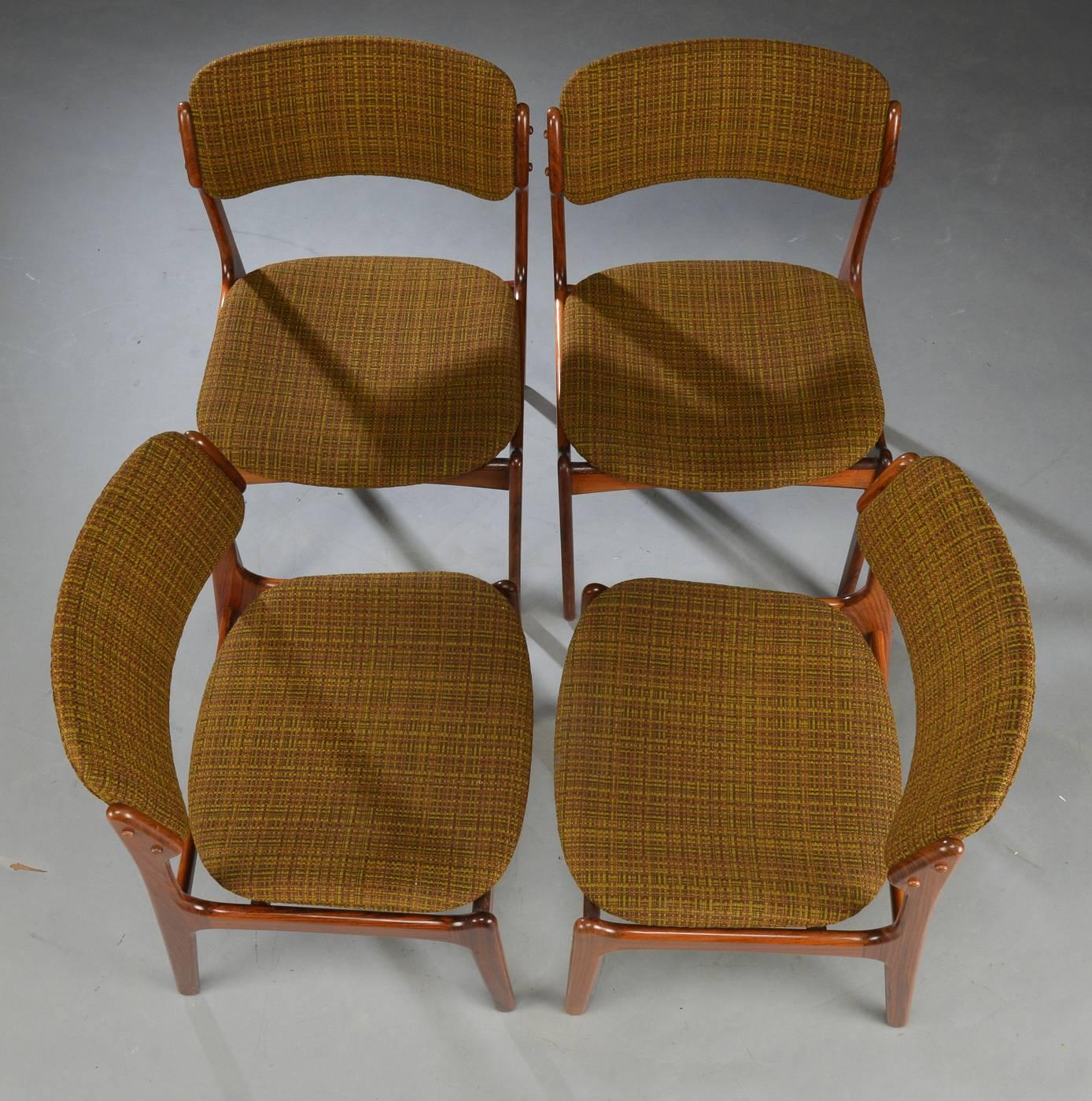 Scandinave moderne Ensemble de quatre chaises de salle à manger par Erik Buck en vente