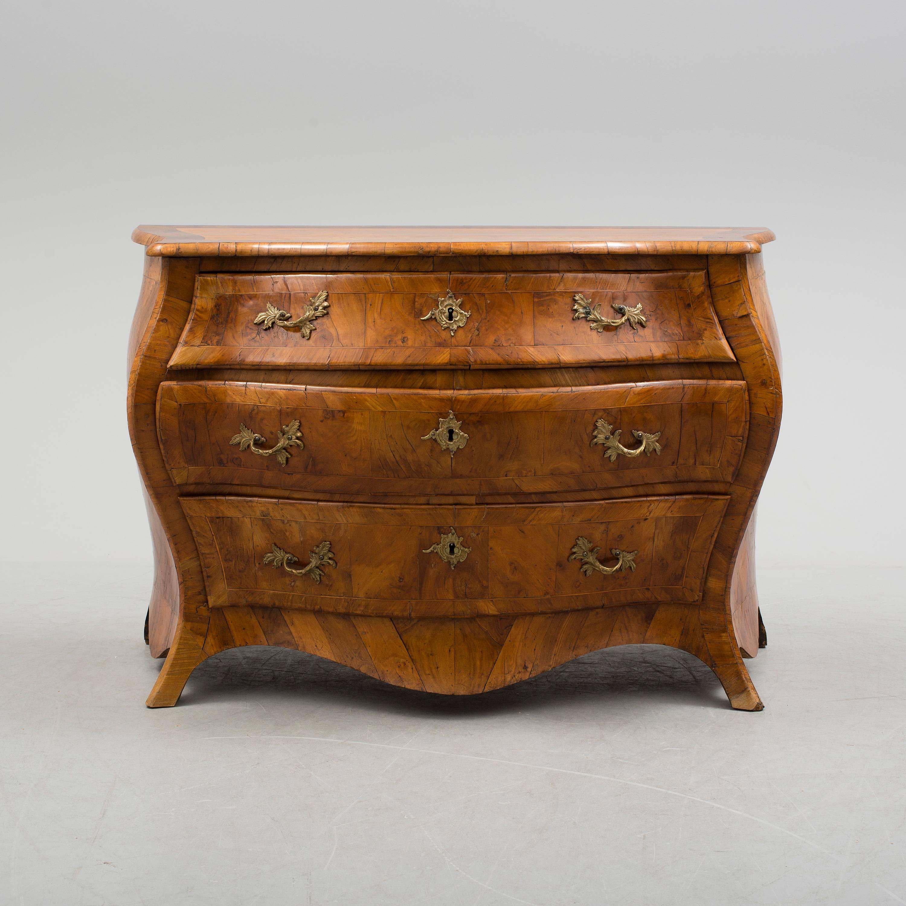 Swedish Rococo restored with complementary additions such as veneer and occasional minor parts at drawers and body. Wear, slight loss of veneer. Drycracks. The bronzes and locks are original, key included.