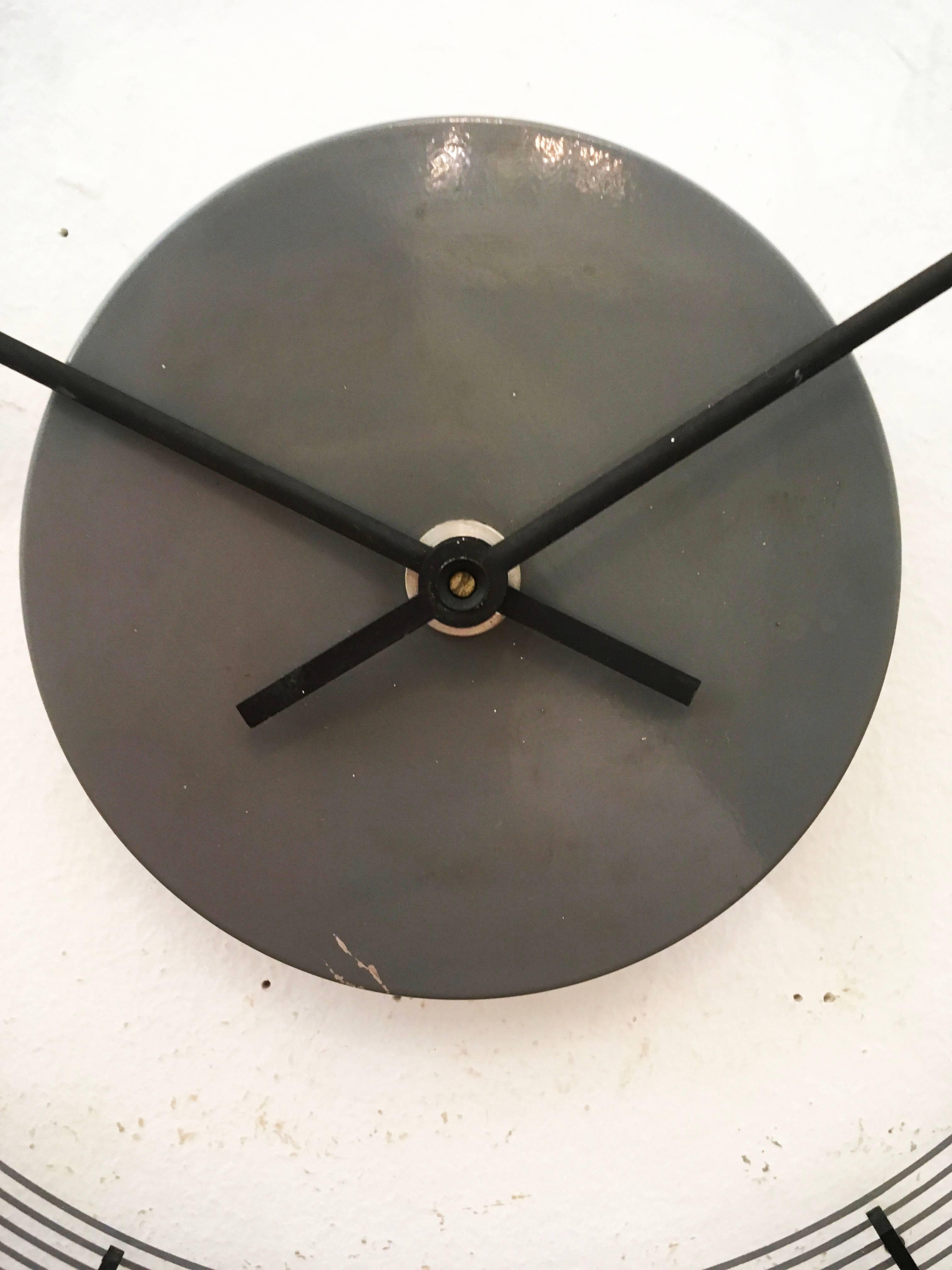 Body made of steel with Plexiglas clock face and steel clock hands made by Siemens Halske in the late 1960. 
Formerly a station or factory slave clock, it is now fitted with a modern quartz movement with a battery.
Delivery time 2-3 weeks.