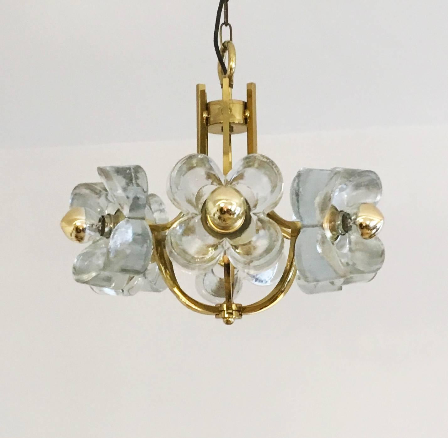 Brass construction with six glass block in the shape of a four lobed flower made in Germany by Simon and Schelle in the 1960s.
Fitted with E14 socket for mirror bulbs also for LED.