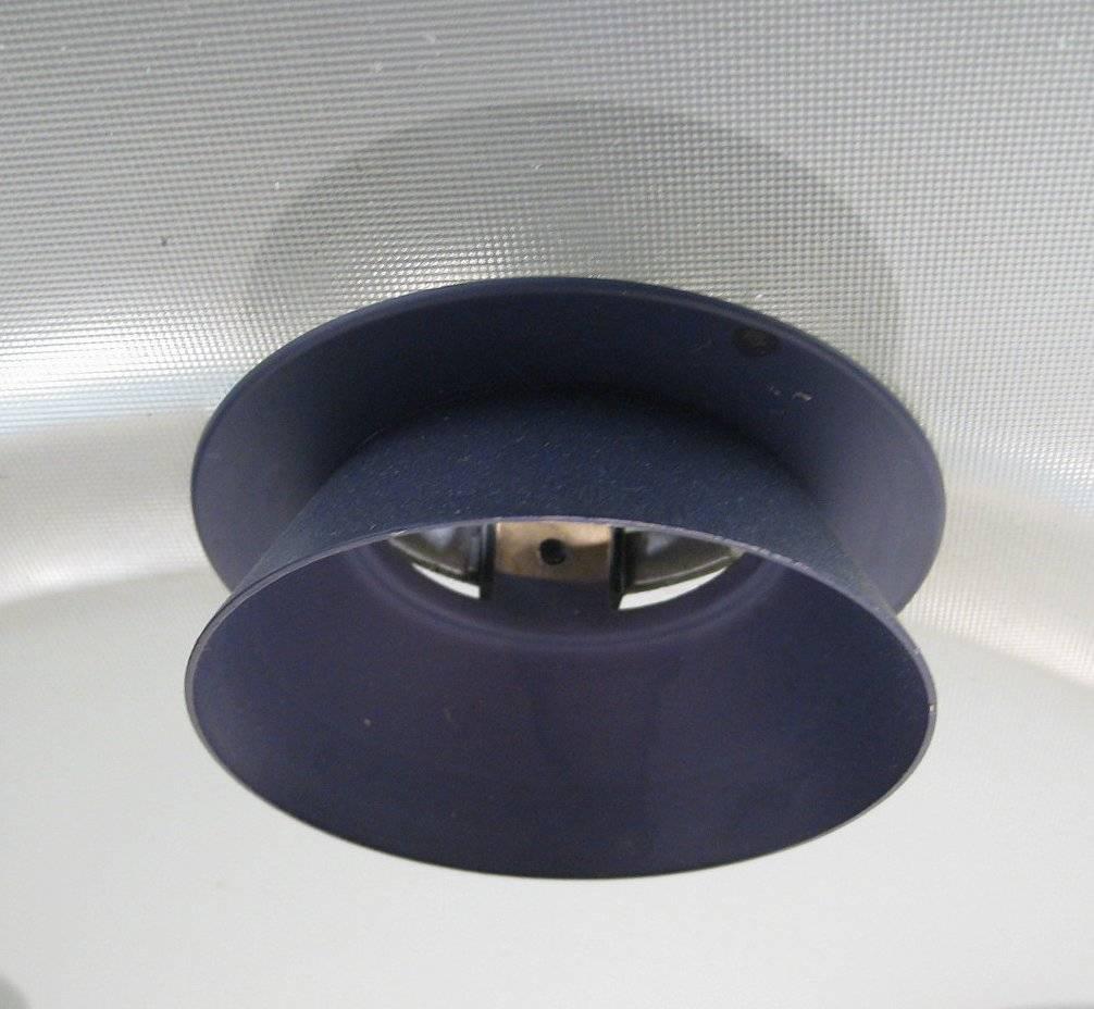 This "Aurora" pendant was designed in 1983 by Perry King and Santiago Miranda for Arteluce. Construction made of two glass panels, blue lacquered with blue methacrylate, canopy and reflectors.
Perfect original condition, two pieces