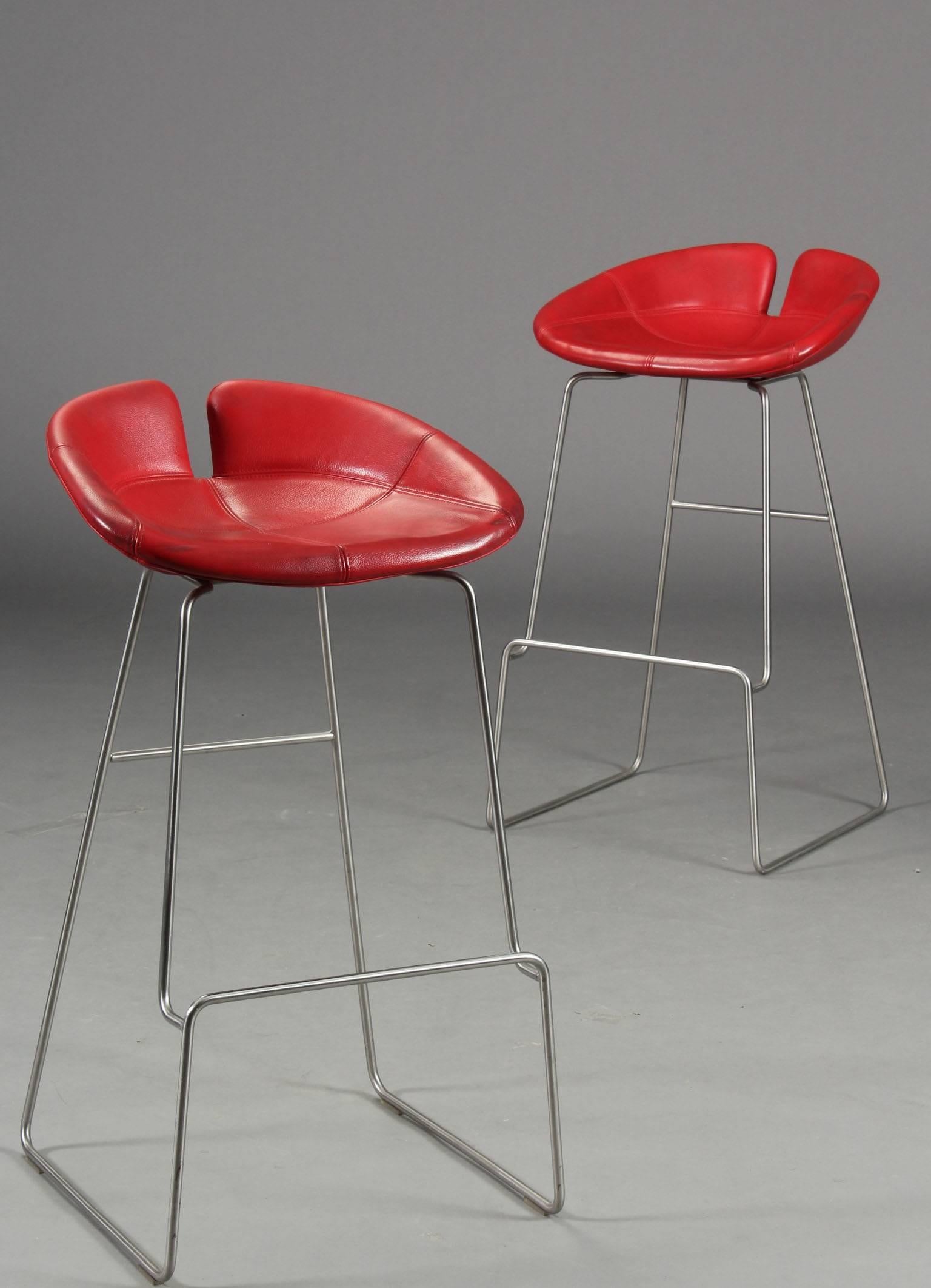 Stainless steel matte brushed construction with leather upholstered seat "Ferrari red".
Designed by Patricia Urquiola 2002 for Moroso, model Fjord.
2 pieces available
Measures: Seat heigh 77 cm.
  