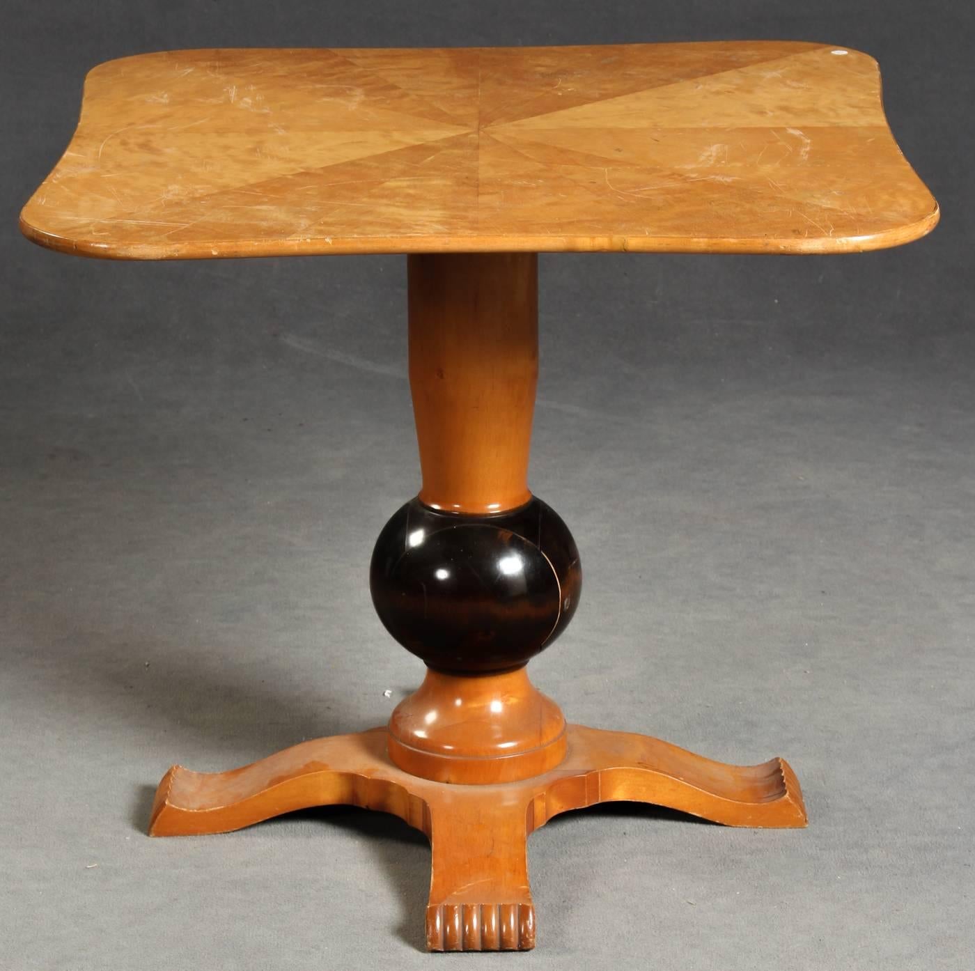 Art Deco table on pillar-shaped four-star foot, birch and cherrywood. Made in Germany in the 1930s.
Measures: H 62 cm, L 71cm, B 71 cm.