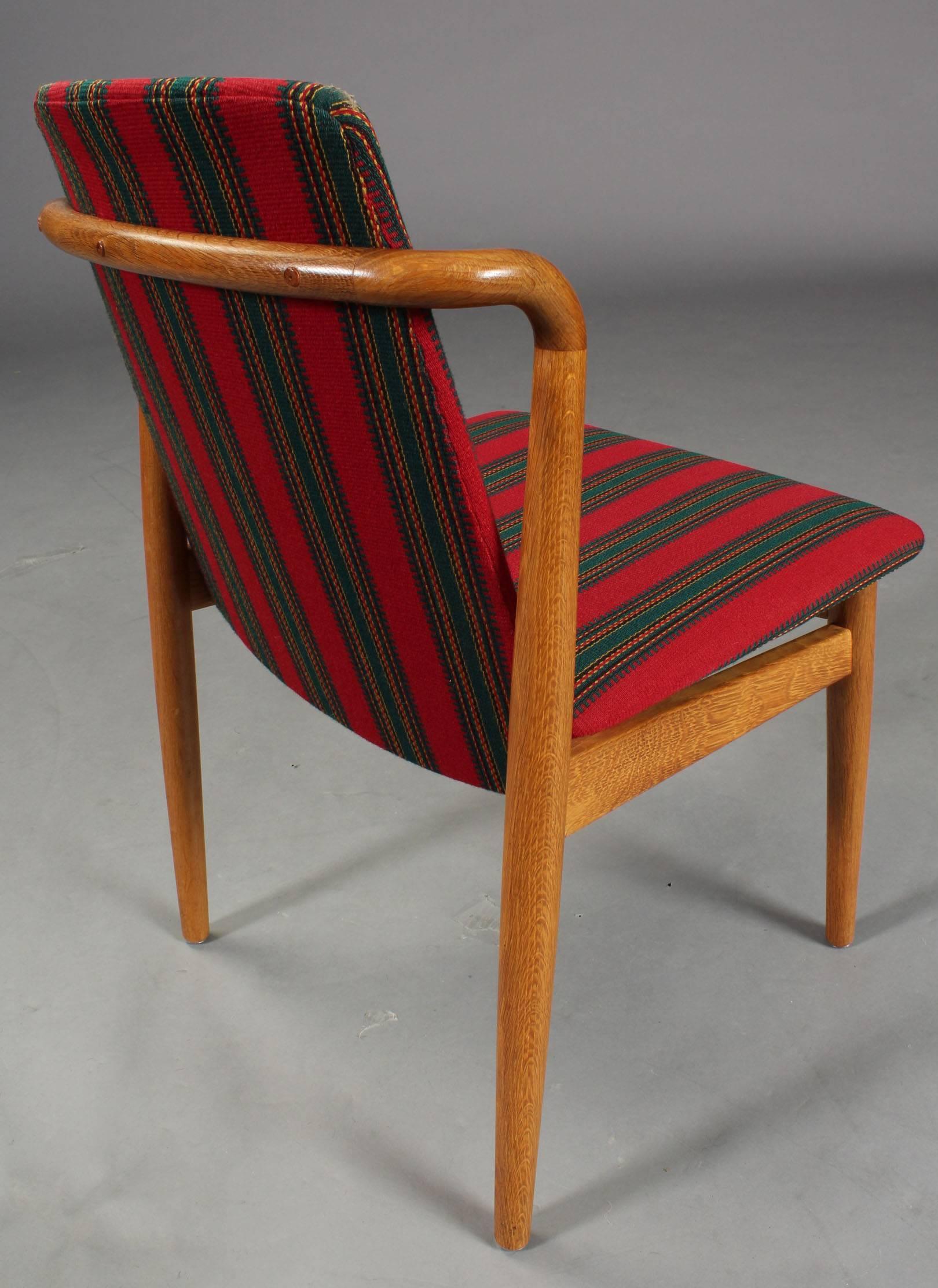 Hans Olsen, attributed. Dining chairs with frames of solid oak, seat and back upholstered with reddish striped upholstery fabric. Made in Denmark in the 1960s. Presumably manufactured by Bramin.
Perfect original condition.