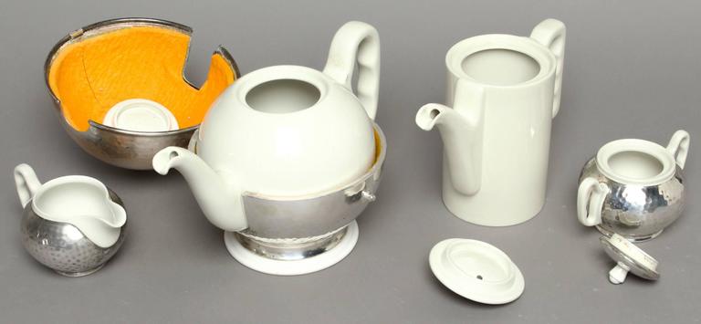 Beautiful set consisting of milk jug, sugar can, coffee pot and tea pot. Porcelain parts made by Fürstenberg and steel parts by Schulte-Ufer Sundern in the 1950s. Marked SUS (in the cloverleaf) and "F" for Fürstenberg.
 
