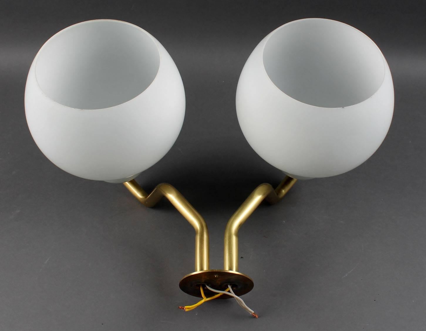 Wall lamp designed in 1955 by Vilhelm Lauritzen for by Louis Poulsen in 1950s.
Brass construction with hand blow opaline glass shades.
Perfect original condition.