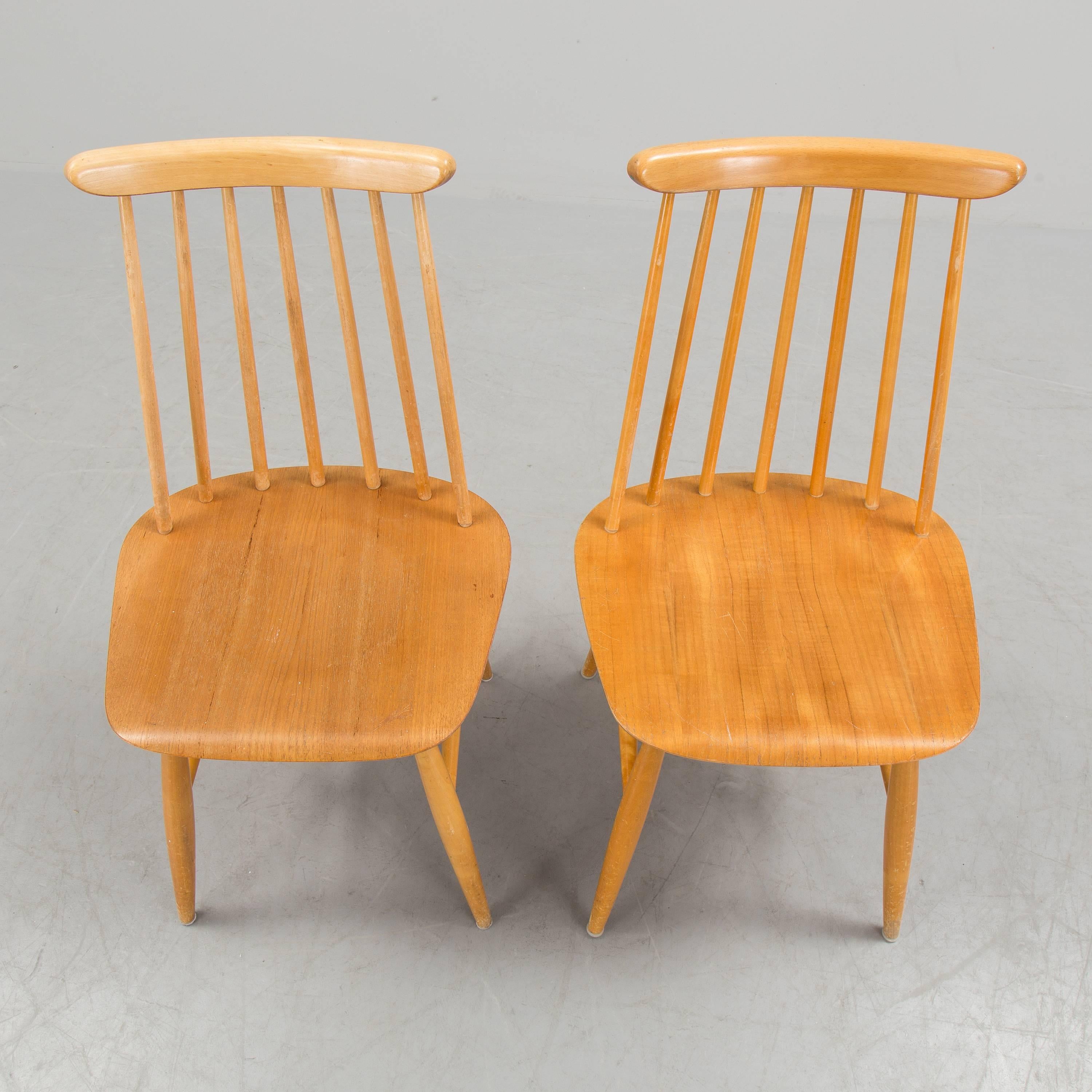 Paar Ilmari Tapiovaara Esszimmerstühle (Schwedisch) im Angebot