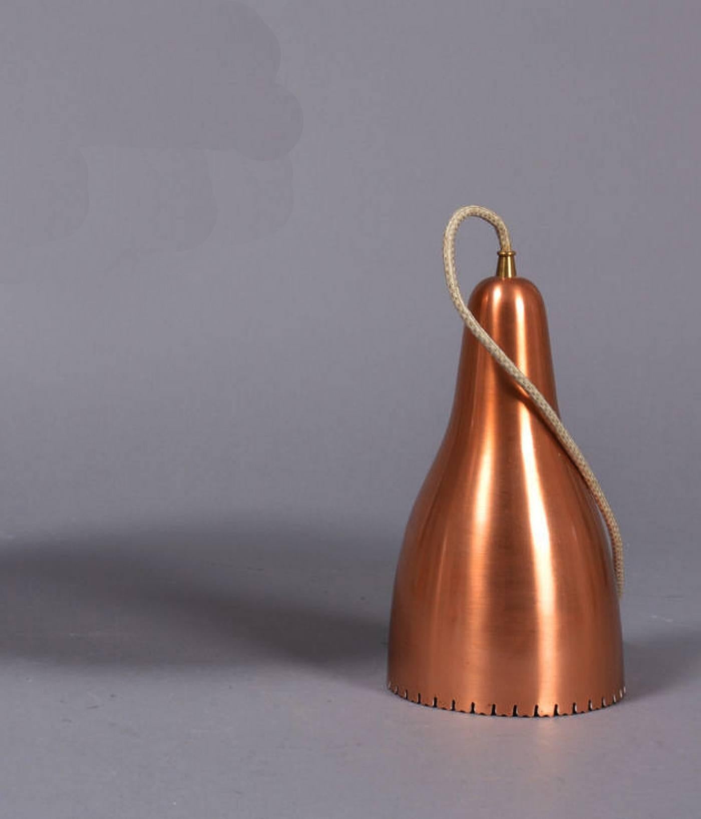 Pendelleuchte aus Kupfer in Glockenform mit einer E27-Fassung. Hergestellt von Lyfa in Dänemark in den 1960er Jahren.