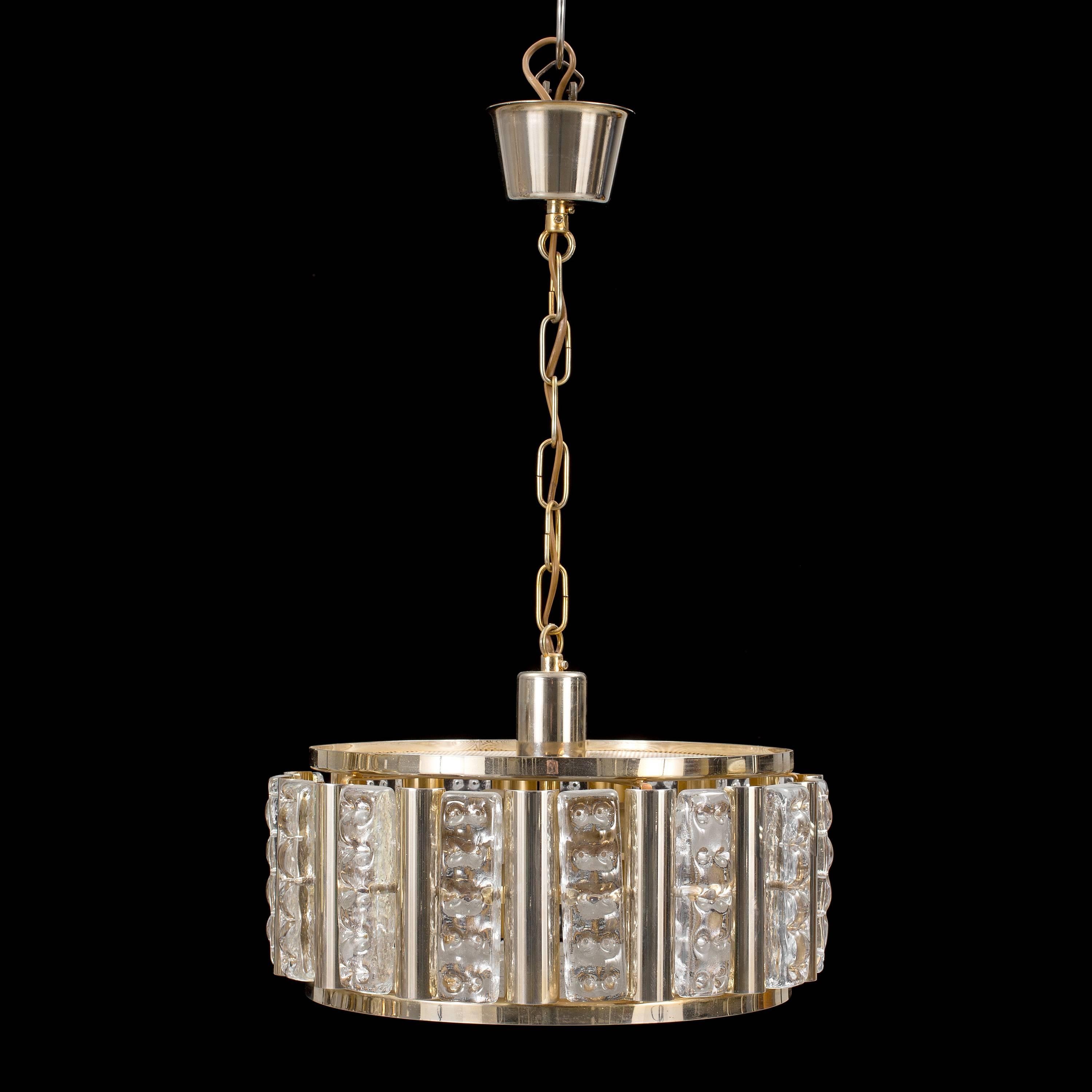 Ceiling lamp, glass and brass frame nickel plated from the late 1960s.
Measures: Height about 59 cm and a diameter of about 35 cm.
2 pieces available