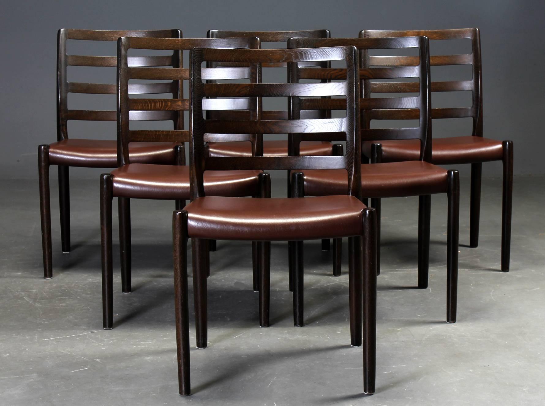 Esszimmerstühle aus Eiche von Niels O. Møller für J.L. Moller. Der Stuhl Modell 85 ist einer der stärksten Entwürfe von Moller in der großen Auswahl an Stuhldesigns, perfekt konstruierte Stühle mit großer Form. Entworfen 1981, Etikett auf der