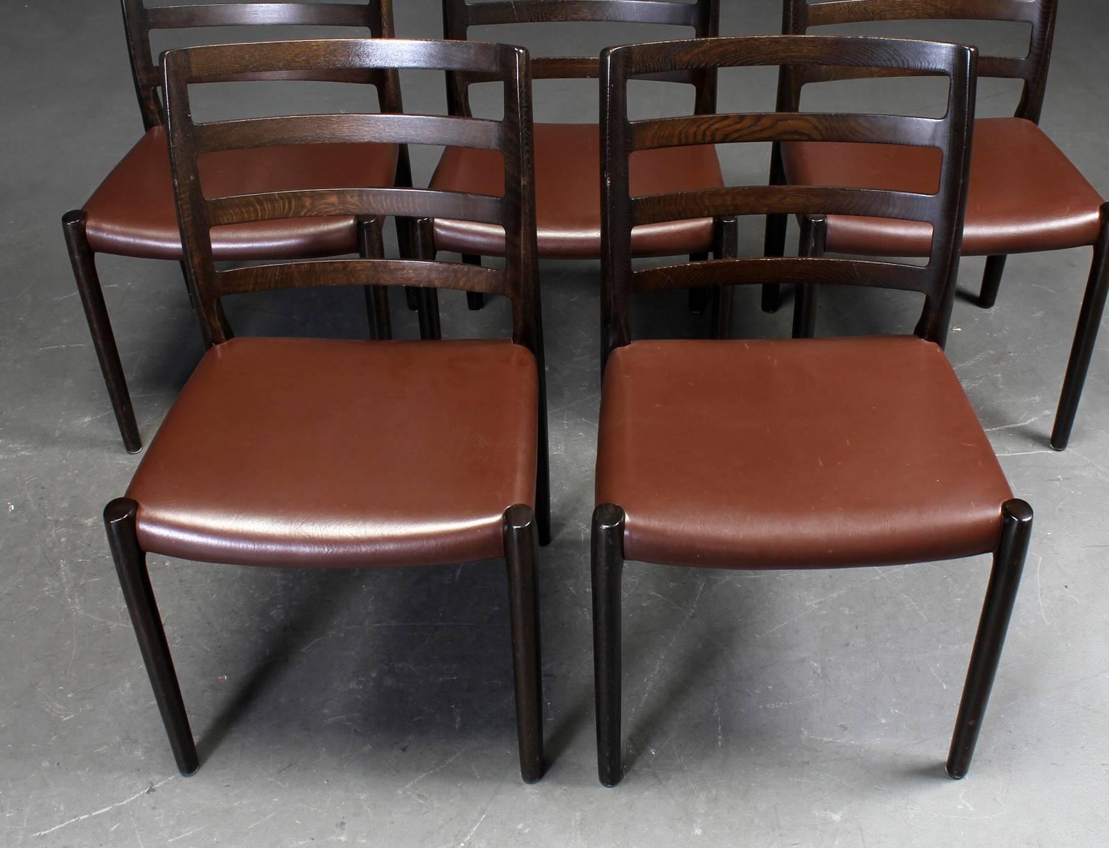Scandinave moderne Ensemble de six chaises de salle à manger en chêne de Niels O. Moller pour J.L.Moller en vente