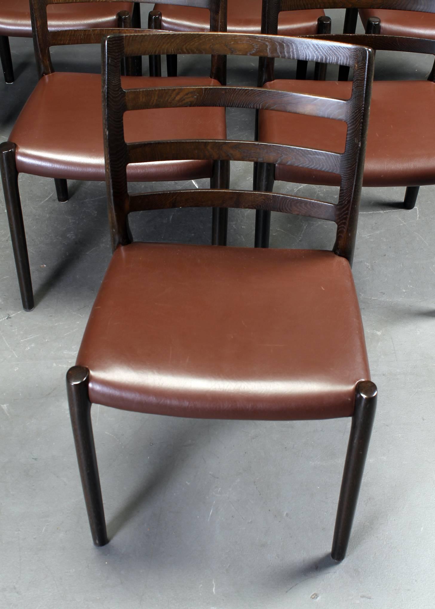 Cuir Ensemble de six chaises de salle à manger en chêne de Niels O. Moller pour J.L.Moller en vente