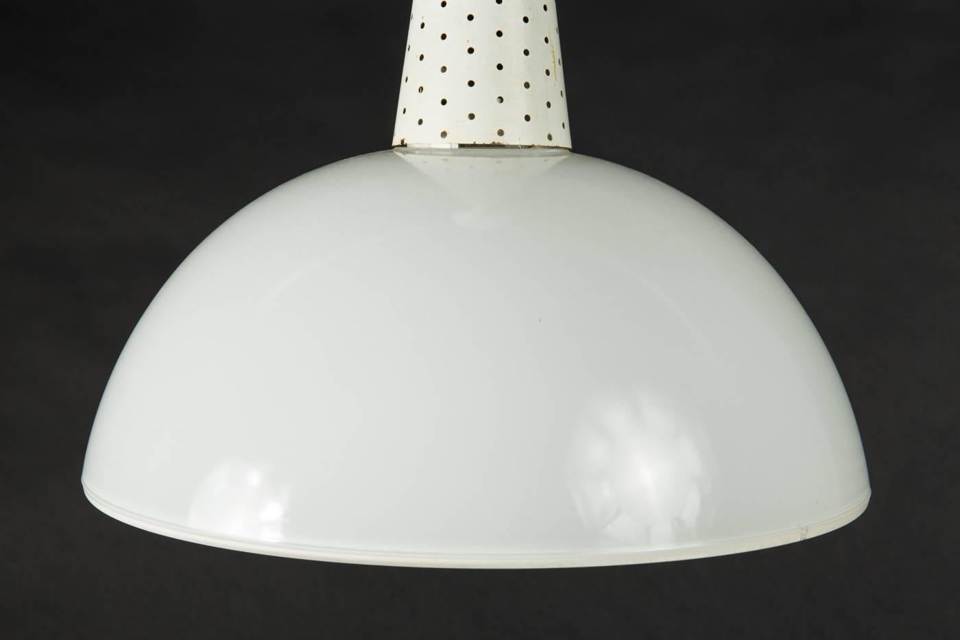 Mid-Century Modern Lampe à suspension française attribuée à Mathieu Matgot pour Holophane en vente