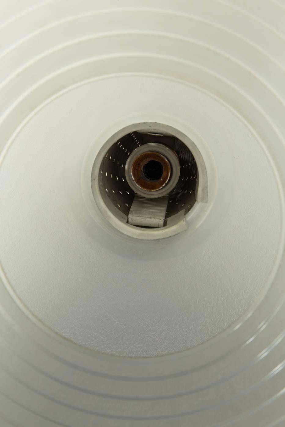Lampada a sospensione francese attribuita a Mathieu Matégot per Holophane in vendita 1