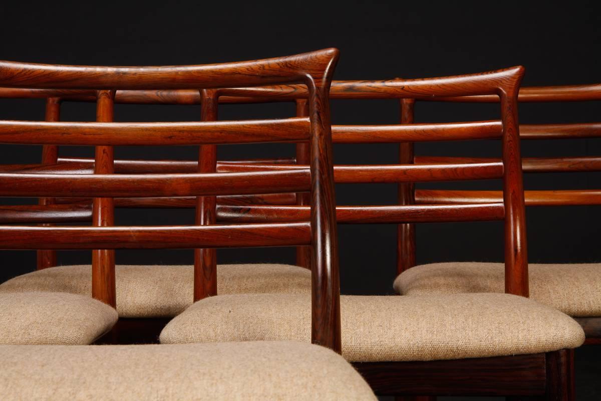 Scandinave moderne Ensemble de six chaises de salle à manger en bois dur massif par Erling Torvits en vente